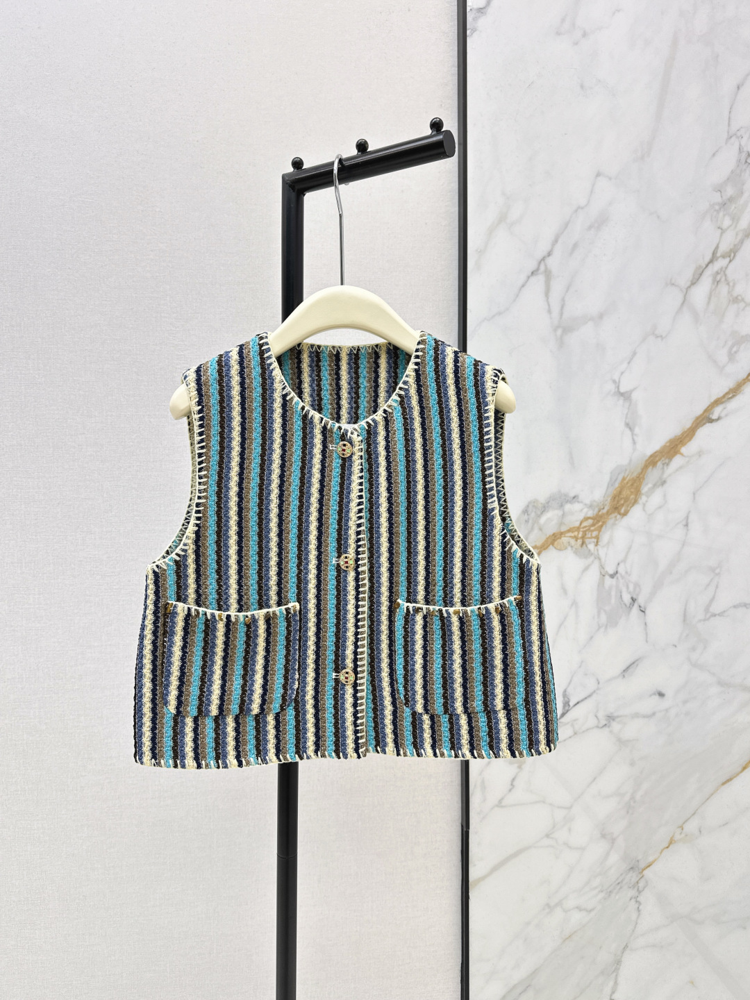 NO:739856,Fashionable layering items C Home 26Ss————The latest hand-crocheted short vest jacket in spring and summer. All kinds of layered shirts, T-shirts and sweaters are OK. The atmosphere is fashionable and easy to wear. Get the retro hand-made crochet craftsmanship. One color ready for sale sml,,chanel,jackets & coats,sweaters,shirts,tees,t-shirt,19860909时髦叠穿单品 C家 26Ss————春夏最新款手工钩花小短款马甲外套 各种叠穿衬衫T恤毛衣都OK 氛围穿搭时髦感轻松Get 重工的复古手工钩花工艺 一色现货发售sml,,chanel,jackets & coats,sweaters,shirts,tees，t-shirt,,Women's clothing