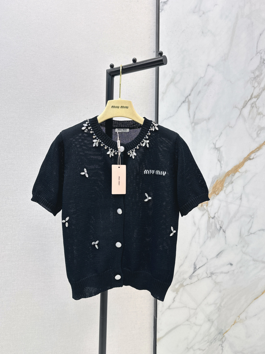 NO:739852,Miu 26Ss————The latest hand-embellished short-sleeved sweater for spring and summer. Iconic girlish elegance. It reflects finely under the light but is not exaggerated. The soft knitted fabric is close to the skin without pricking. The slim fit can highlight the waistline. It is not bulky when layered with shirts/bottoming. This is not an ordinary knitted vest. It is a popular item that can be layered casually and has its own highlights.  Two colors ready for sale sml,,miumiu,shirts,T-shirt,19860909Miu 26Ss————春夏最新款手工钉钻短袖针织衫 标志性的少女贵气 灯光下细碎反光但不浮夸 软糯的针织面料 贴肤不扎 修身版型既能衬出腰线 叠穿衬衫/打底也不会臃肿 这不是普通的针织背心 是能让随便叠穿 都自带高光的王炸单品 两色现货发售sml,,miumiu,shirts,T-shirt,,Women's clothing