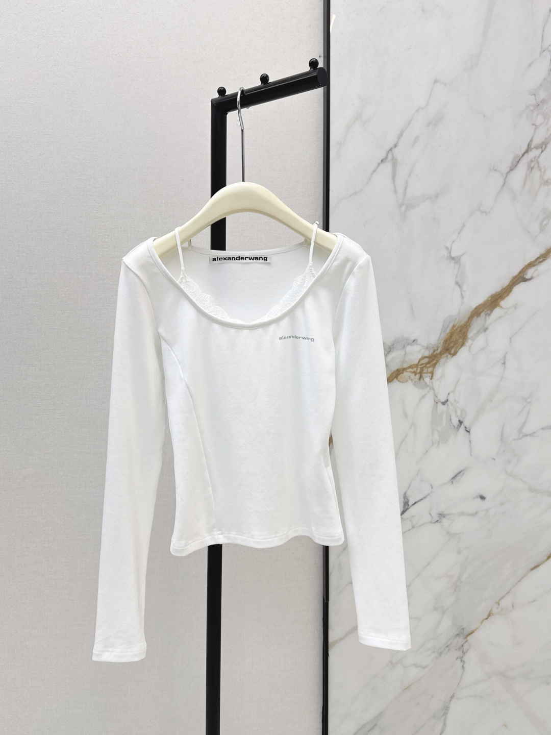 NO:739850,AW 26Ss————The latest fake two-piece design bottoming shirt for spring and summer, the popular single white moonlight bottoming shirt is here again. The one-line neckline design is suitable for a variety of outfits. Highly elastic and skin-friendly knitted cotton fabric. Ultra-thin, soft and delicate. Classic black and white contrasting logo logo on the chest. Super elastic fit. The short length can easily stretch the proportion and you will be surprised when you put it on. Pure and careful. Two colors available for sale sml,,19860909AW 26Ss————春夏最新款假两件设计打底衫爆单款白月光打底衫又来啦 一字领口设计适合多种穿搭 高弹亲肤针织棉质面料 超薄软糯细腻 胸口饰经典黑白对比色logo徽标 超强弹性收身 短款衣长轻松拉比例一上身就会惊艳到你 清纯小心机 两色现货发售sml,,,Women's clothing