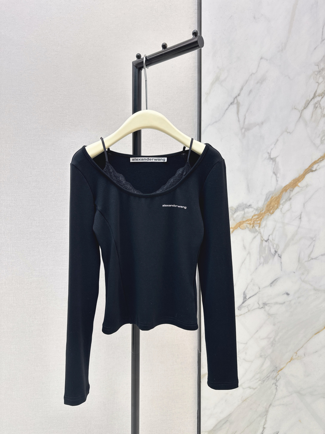 NO:739848,AW 26Ss————The latest fake two-piece design bottoming shirt for spring and summer, the popular single white moonlight bottoming shirt is here again. The one-line neckline design is suitable for a variety of outfits. Highly elastic and skin-friendly knitted cotton fabric. Ultra-thin, soft and delicate. Classic black and white contrasting logo logo on the chest. Super elastic fit. The short length can easily stretch the proportion and you will be surprised when you put it on. Pure and careful. Two colors available for sale sml,,19860909AW 26Ss————春夏最新款假两件设计打底衫爆单款白月光打底衫又来啦 一字领口设计适合多种穿搭 高弹亲肤针织棉质面料 超薄软糯细腻 胸口饰经典黑白对比色logo徽标 超强弹性收身 短款衣长轻松拉比例一上身就会惊艳到你 清纯小心机 两色现货发售sml,,,Women's clothing