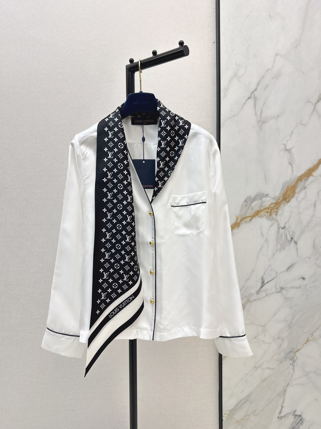 NO:739846,L family 26Ss————The latest lou fairy-looking MONOGRAM printed silk ribbon shirt in spring and summer is 100% silk twill. The casual and elegant silk scarf design V-neck H version. The upper body is age-reducing and absolutely perfect. It is versatile and not picky. Classic, fashionable and high-end. A must-have artifact for white and rich beauty. Two colors are available for sale sml,, louis vuitton, shirts, real silk,19860909L家 26Ss————春夏最新款lou神仙颜值MONOGRAM印花真丝飘带衬衫百分百真丝斜纹绸 随性飘逸的丝巾设计V领H版型 上身减龄绝绝子 百搭不挑人 经典时髦又高级 白富美必备神器 两色现货发售sml,,louis vuitton,shirts,real silk,,Women's clothing