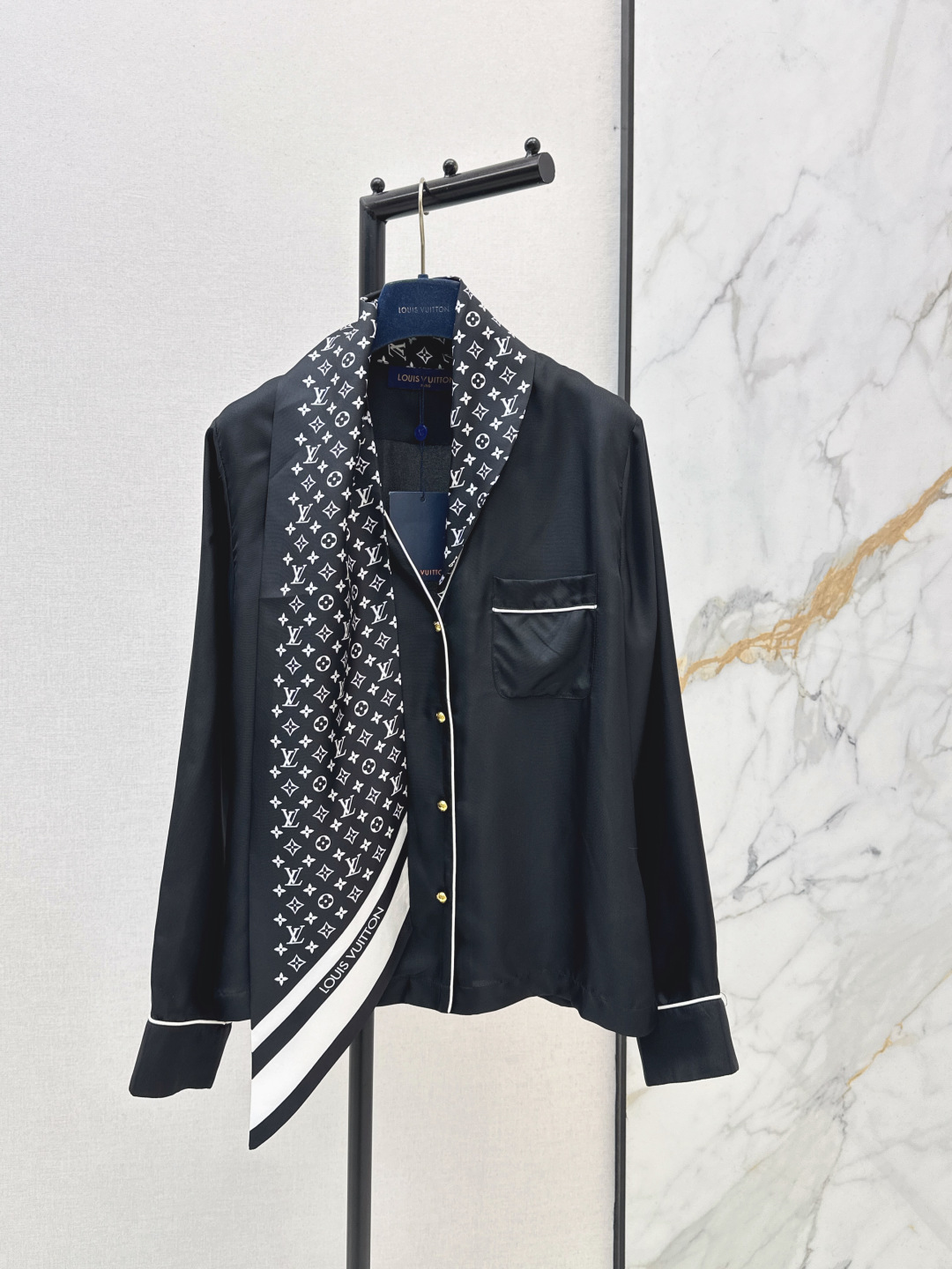 NO:739863,L family 26Ss————The latest lou fairy-looking MONOGRAM printed silk ribbon shirt in spring and summer is 100% silk twill. The casual and elegant silk scarf design V-neck H version. The upper body is age-reducing and absolutely perfect. It is versatile and not picky. Classic, fashionable and high-end. A must-have artifact for white and rich beauty. Two colors are available for sale sml,, louis vuitton, shirts, real silk,19860909L家 26Ss————春夏最新款lou神仙颜值MONOGRAM印花真丝飘带衬衫百分百真丝斜纹绸 随性飘逸的丝巾设计V领H版型 上身减龄绝绝子 百搭不挑人 经典时髦又高级 白富美必备神器 两色现货发售sml,,louis vuitton,shirts,real silk,,Women's clothing