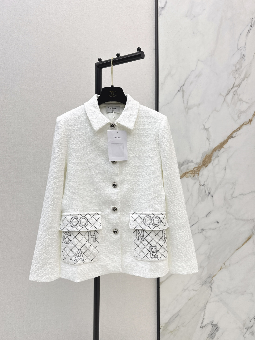 NO:739859,C Home 26Ss - the latest style in early spring of small fragrant style woven slub tweed mid-length double pocket lapel jacket. The high-grade woven fabric is super beautiful in real life. The three-dimensional texture is full of exquisiteness. The upper body has a noble temperament. The customized 3D three-dimensional tailoring version is slim and practical. It is more practical and looks better. French socialite style is elegant and high-end. A must-have for rich families. One color ready for sale sml,, chanel, jackets & coats,19860909C家 26Ss———早春最新款小香风编织粗纺花呢中长款双口袋翻领外套绝美高级编织面料实物超美 立体肌理感精致感满满 上身自带一种高贵气质 定制3D立体剪裁版型巨显瘦 实穿度高颜值也更高 法式名媛风优雅又高级 富家千金必备 一色现货发售sml,,chanel,jackets & coats,,Women's clothing