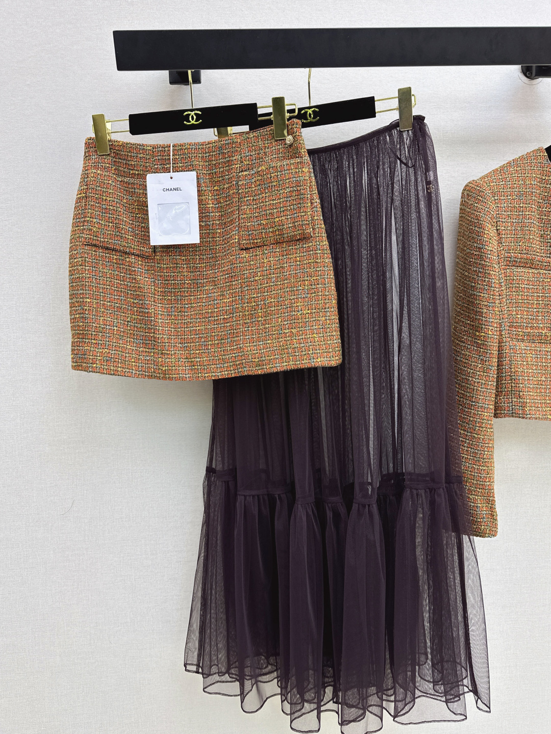 NO:739857,Exclusively launched by C Home 26Ss - the latest two-piece set of small fragrant woven skirt + mesh long skirt for spring and summer. The beautiful high-grade sequined woven fabric is super beautiful in real life. The three-dimensional texture is full of exquisiteness. The upper body has a noble temperament. The customized 3D three-dimensional tailoring version is very slim. It is easy to wear and looks better. French socialite style is elegant and high-end. A must-have for rich families. It also looks good when combined separately.  One color spot sale sml,,chanel,skirts,19860909独家首发 C家 26Ss———春夏最新款小香风编织半裙+网纱长裙两件套 绝美高级亮片编织面料实物超美 立体肌理感精致感满满 上身自带一种高贵气质 定制3D立体剪裁版型巨显瘦 实穿度高颜值也更高 法式名媛风优雅又高级 富家千金必备 分开来搭配也好看 一色现货发售sml,,chanel,skirts,,Women's clothing