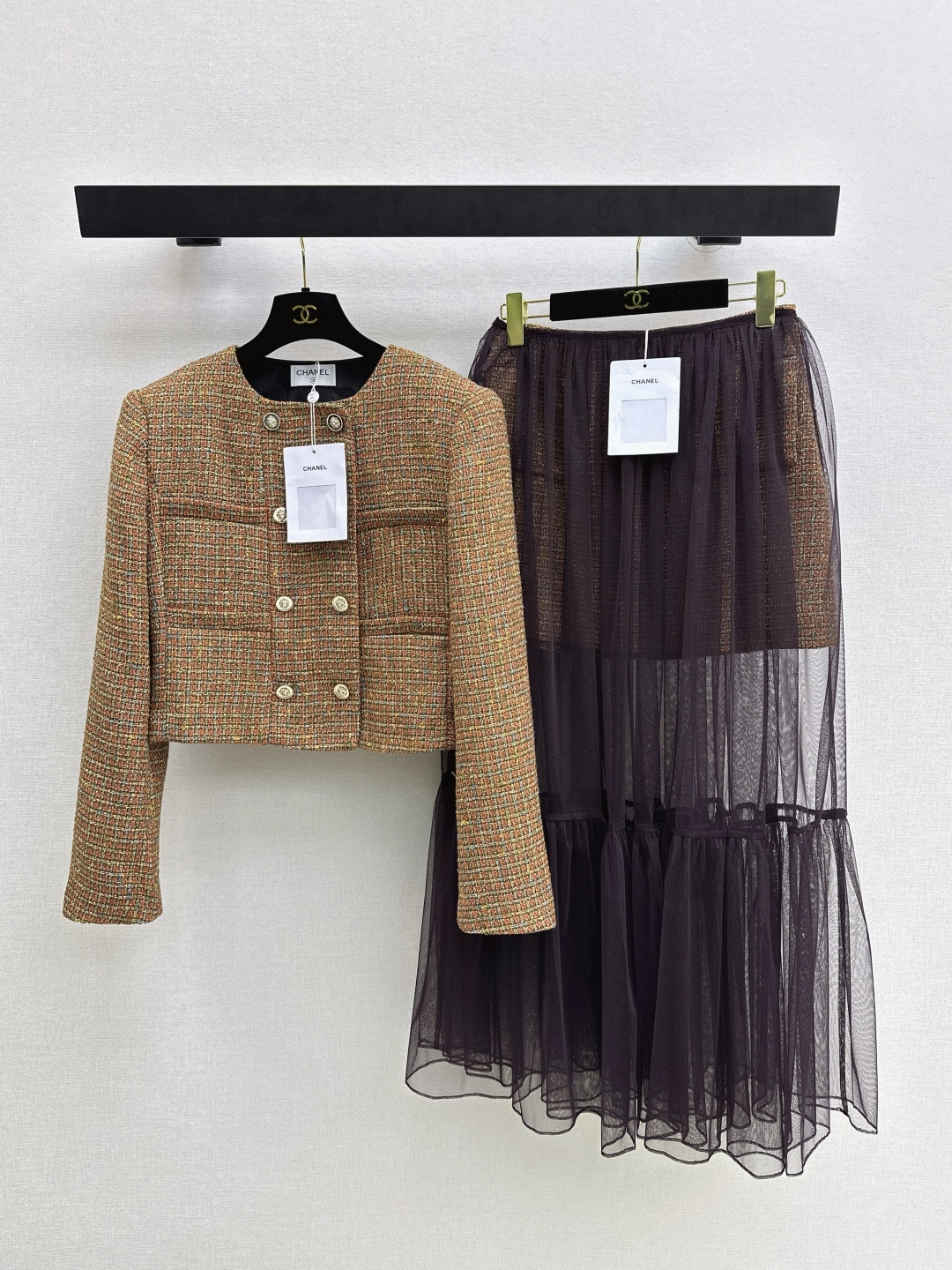 NO:739855,Exclusive first release of C Home 26Ss - the latest style of small fragrant woven round neck jacket in autumn and winter. Stunning high-grade sequined woven fabric. The three-dimensional texture is full of exquisiteness. The upper body has a noble temperament. The customized 3D three-dimensional tailoring version is very slim and practical. It is also more beautiful. French socialite style is elegant and high-end. A must-have for rich families. One color ready for sale sml,, chanel, jackets & coats,19860909独家首发 C家 26Ss———秋冬最新款小香风编织圆领外套绝美高级亮片编织面料实物超美 立体肌理感精致感满满 上身自带一种高贵气质 定制3D立体剪裁版型巨显瘦 实穿度高颜值也更高 法式名媛风优雅又高级 富家千金必备 一色现货发售sml,,chanel,jackets & coats,,Women's clothing