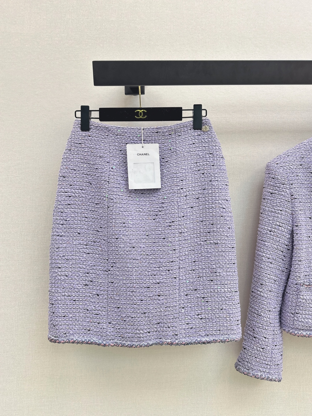 NO:739853,The same style as the show, C Home 26Ss————The latest spring and summer fantasy purple ladylike suit, short braided jacket with stand collar and hip skirt. Whoever wears it will have the elegance and elegance of a wealthy daughter. Beauty and strength coexist. It is simply a guide to dressing for winter treasures. Small people can easily control it. Developed in one color. Ready for sale sml, chanel, skirts, jackets & coats,19860909秀场同款 C家 26Ss————春夏最新款梦幻紫名媛气质套装立领小短款编织外套+包臀半裙 谁穿上有种富家千金的优雅贵气 美貌和实力并存 简直就是冬日宝藏穿搭指南 小个子也能轻松驾驭 一色分开发 现货发售sml,,chanel,skirts,jackets & coats,,Women's clothing