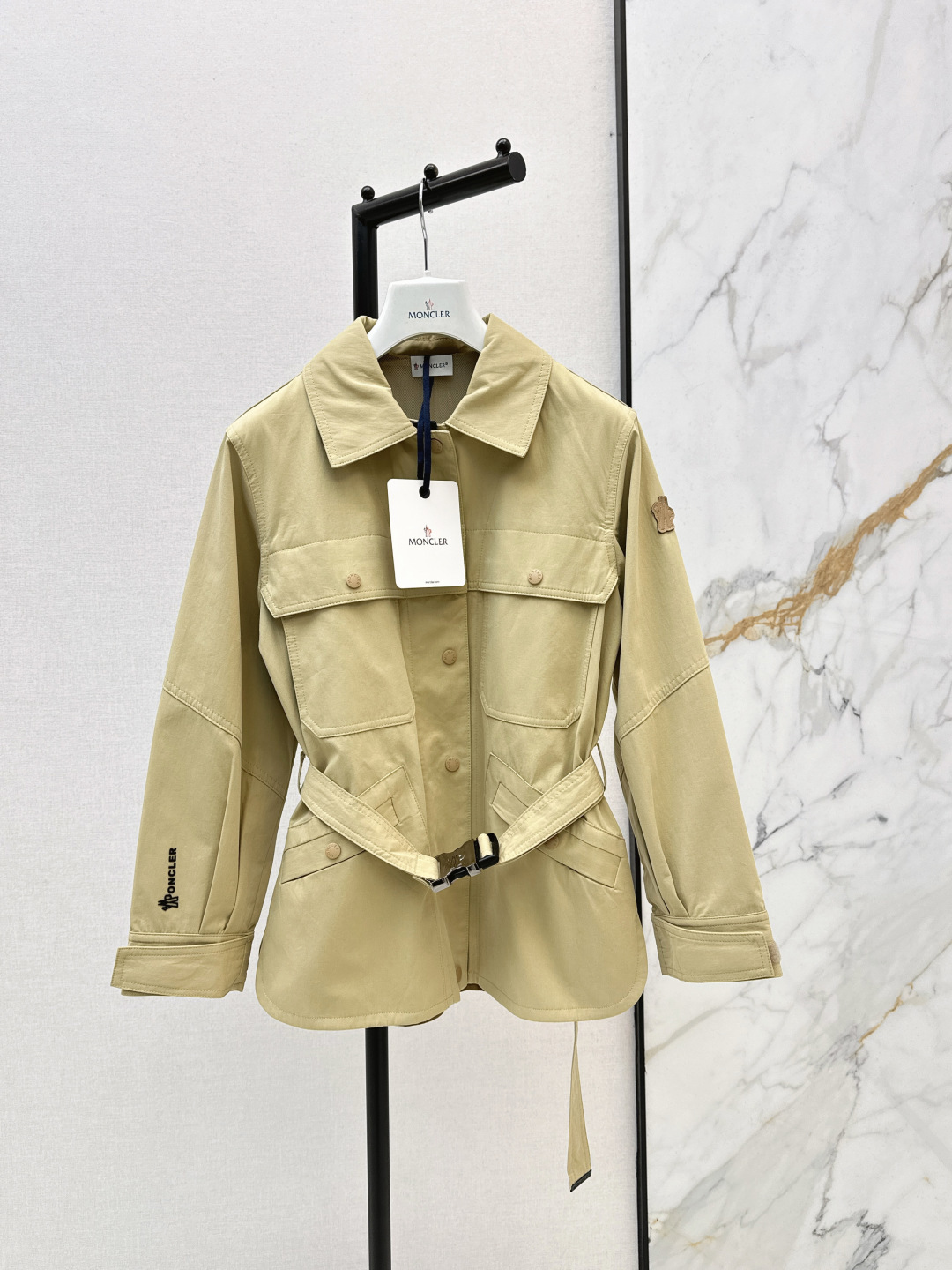 NO:739847,Mc 26Ss————The latest handsome workwear-style lapel windbreaker jacket in early spring. The silhouette of the windbreaker jacket is sassy and stylish. The upper body has a proper temperament. It is full of street style. It is decorated with a belt at the waist. It can be easily separated to show a high visual sense. One color ready for sale sml,,jackets & coats,19860909Mc 26Ss————早春最新款帅气工装风翻领风衣外套廓形感风衣外套 飒气有型 上身妥妥的气质感 街头风满满 腰间搭配腰带装饰 轻松分割出显高视觉感 一色现货发售sml,,jackets & coats,,Women's clothing