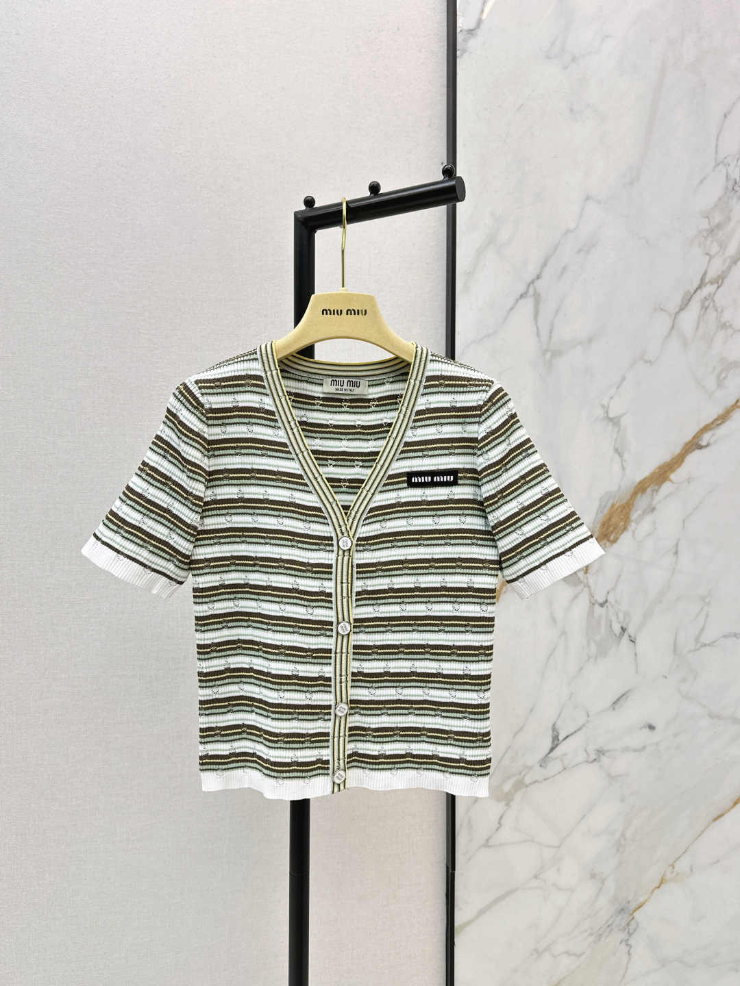 NO:740437,Miu 26Ss————The latest striped knitted short-sleeved cardigan for spring and summer is light and breathable. It is super comfortable to wear in spring and summer. V-neck + button design. It is easy to put on and take off and has a sense of hierarchy. It is retro and energetic. It can be easily used for daily commuting and leisure. The brand logo on the chest is highly recognizable. It goes well with jeans or skirts. Two colors are available now: sml, miumiu, skirts, jeans, T-shirt,19860909Miu 26Ss————春夏最新款条纹针织短袖开衫轻薄透气 春夏穿超舒服 V领+纽扣设计 穿脱方便又有层次感 复古又活力 日常通勤休闲都能轻松驾驭 胸前品牌标识辨识度满分 搭配牛仔裤或半身裙都很出彩哦 两色现货发售sml,,miumiu,skirts,jeans,T-shirt,,Women's clothing