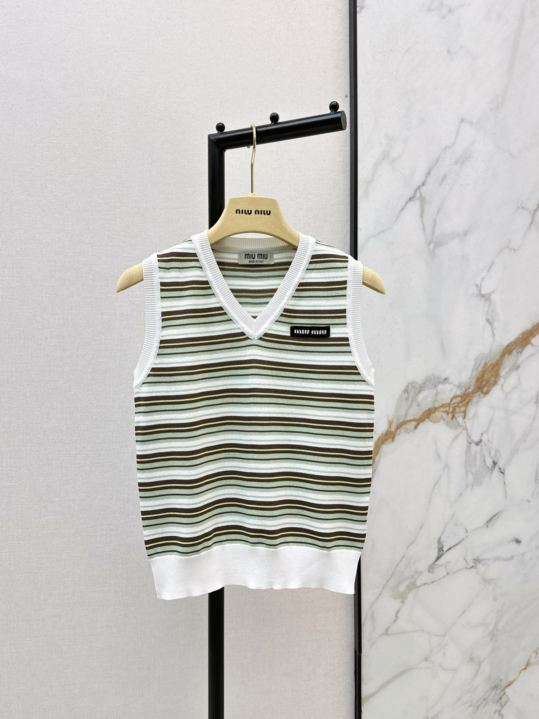 NO:740434,Miu 26Ss————The latest striped knitted sleeveless vest for spring and summer is light and breathable. It is super comfortable to wear in spring and summer. V-neck sleeveless design. It is easy to put on and take off and has a sense of layering. It is retro and energetic. It can be easily used for daily commuting and leisure. The brand logo on the chest is highly recognizable. It goes well with jeans or skirts. Two colors are available now: sml,,miumiu,skirts,jeans,19860909Miu 26Ss————春夏最新款条纹针织无袖背心轻薄透气 春夏穿超舒服 V领无袖设计 穿脱方便又有层次感 复古又活力 日常通勤休闲都能轻松驾驭 胸前品牌标识辨识度满分 搭配牛仔裤或半身裙都很出彩哦 两色现货发售sml,,miumiu,skirts,jeans,,Women's clothing