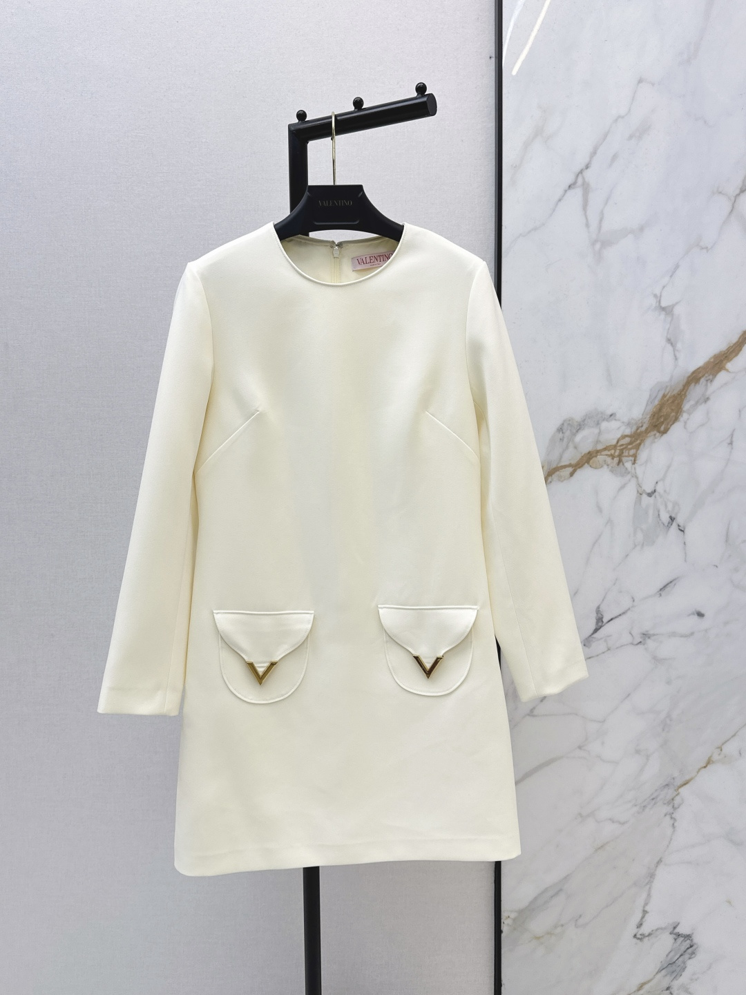 NO:740431,VLTN 26Ss————The latest classic hardware-decorated long-sleeved dress in early spring. Full of old-money style by Hepburn. Customized V-shaped metal upper body. Beautiful and stylish. Overall simple and high-end. Casual going out. Full of laziness. Linen material is loose and moderate. Multiple ways to wear. Comfortable and easy to put on and take off. There are pockets on the front side. You can put small items in the concave shape. Two colors are available for sale sml,,skirts,19860909VLTN 26Ss————早春最新款经典五金装饰长袖连衣裙 赫本老钱风拉满 定制v字金属 上身好看又洋气 整体简约高级 随性出门 慵懒感十足 麻料宽松有度 多种穿法 舒适好穿脱 前侧有口袋 可以放小物件凹造型 两色现货发售sml,,skirts,,Women's clothing