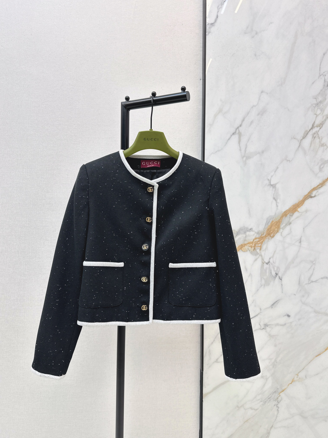 NO:740428,Gu 26Ss————The latest round-neck contrasting slub jacket for early spring. Black and white color-blocking fabric with sequin embellishment. Customized double-G hardware. Lined with letter jacquard fabric. Full of high-end texture. Round-neck dress style. Classic tweed creates a rich little fragrance atmosphere. Contrast-colored raw edge trim outlines a delicate outline. Perfect fusion of elegance and retro. Simple round-neck style is not picky about the body shape. One color ready for sale sml,,jackets & coats,19860909Gu 26Ss————早春最新款圆领撞色粗纺外套 黑白拼色面料自带珠片点缀 定制双g五金 内衬字母提花面料 质感高级品相十足 圆领洋装版型 经典粗花呢打造出浓郁的小香风氛围 撞色的毛边镶边勾勒出精致轮廓 将优雅与复古完美融合 简约的圆领版型不挑身形 一色现货发售sml,,jackets & coats,,Women's clothing