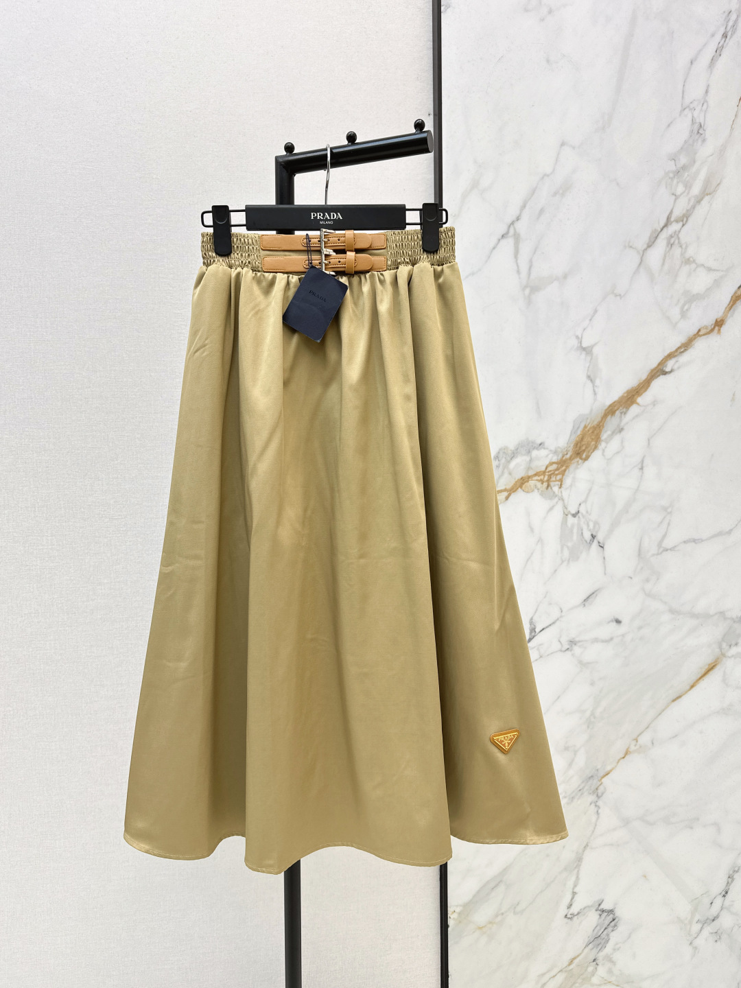 NO:740416,PD 26Ss————The latest spring and summer umbrella-shaped skirt with leather buckle decoration. Retro and fashionable. Low-key temperament and luxurious and high-end. The version is versatile and not picky. The high-waist design has a slimming effect UpUp. Two colors are available for sale sml,,skirts,19860909PD 26Ss————春夏最新款皮扣装饰伞状半裙 复古时髦 低调气质又奢华高级 版型百搭不挑人 高腰设计显瘦效果UpUp 两色现货发售sml,,skirts,,Women's clothing