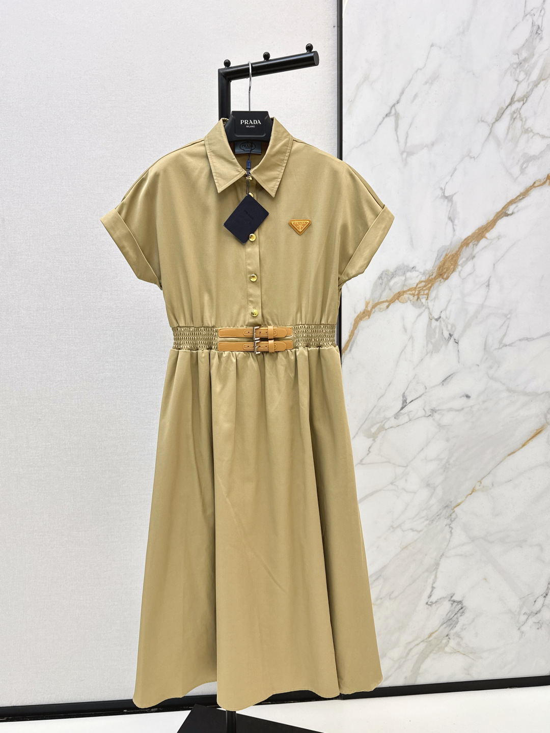 NO:740413,PD 26Ss————The latest spring and summer classic triangle logo decorated lapel sleeveless dress. Full of texture and elegant design. It is OK for daily OL. A fashionable dress with unique charm. Two colors available for sale sml,,skirts,19860909PD 26Ss————春夏最新款经典三角标装饰翻领无袖连衣裙 质感十足 优雅气质设计 日常OL都OK 一款具有独特魅力的时尚连衣裙 两色现货发售sml,,skirts,,Women's clothing