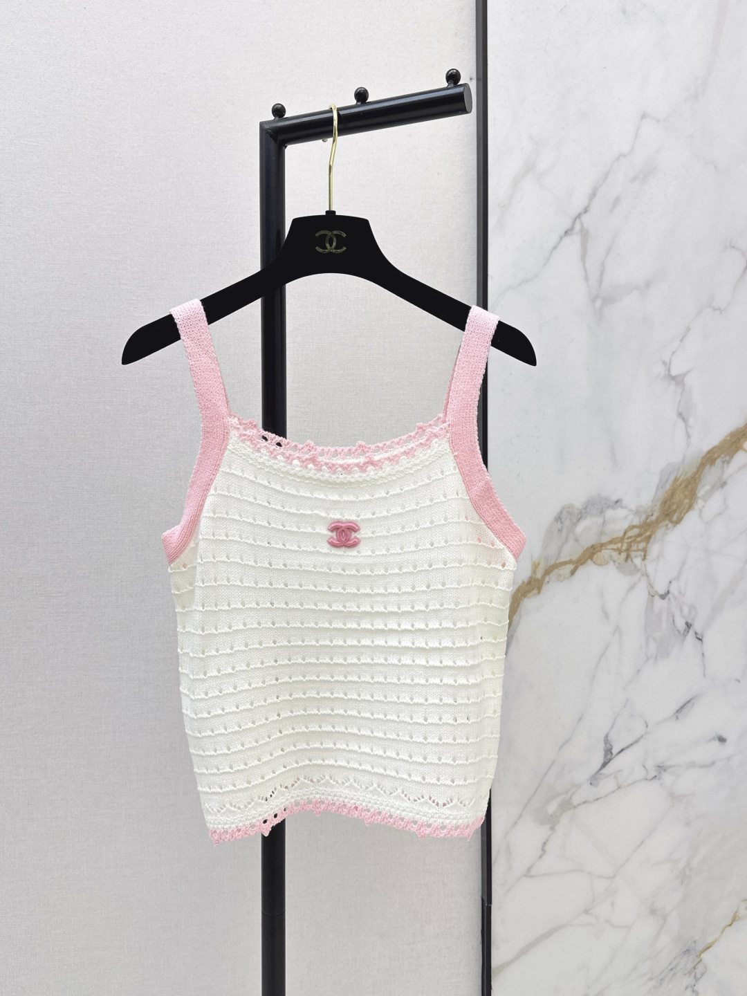 NO:740438,C Home 26Ss——The latest spring and summer contrasting color camisole made of soft knitted material, breathable and comfortable, hollow texture + lace edge, perfect details, double C logo on the chest is very recognizable, sleeveless design is versatile for wearing alone or inside in summer, easy to create a fresh and elegant style, easy to control in daily life and vacation. Two colors are available for sale sml,,chanel,19860909C家 26Ss———春夏最新款撞色吊带背心柔软针织材质透气又舒适 镂空纹理+蕾丝边 细节满分 胸前双C标志超有辨识度 无袖设计夏天单穿或内搭都很百搭 轻松打造清新优雅风格 日常出街 度假都能轻松驾驭 两色现货发售sml,,chanel,,Women's clothing