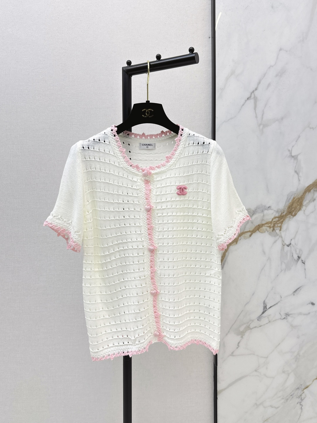 NO:740435,C Home 26Ss - the latest contrasting color short-sleeved sweater for spring and summer. The soft knitted material is breathable and comfortable. Hollow texture + lace edge. Perfect details. The double C logo on the chest is very recognizable. The short-sleeved design is versatile for wearing alone or inside in the summer. It is easy to create a fresh and elegant style. It can be easily used for daily outings and vacations. Two colors are available for sale sml, chanel, T-shirt,19860909C家 26Ss———春夏最新款撞色短袖针织衫柔软针织材质透气又舒适 镂空纹理+蕾丝边 细节满分 胸前双C标志超有辨识度 短袖设计夏天单穿或内搭都很百搭 轻松打造清新优雅风格 日常出街 度假都能轻松驾驭 两色现货发售sml,,chanel,T-shirt,,Women's clothing