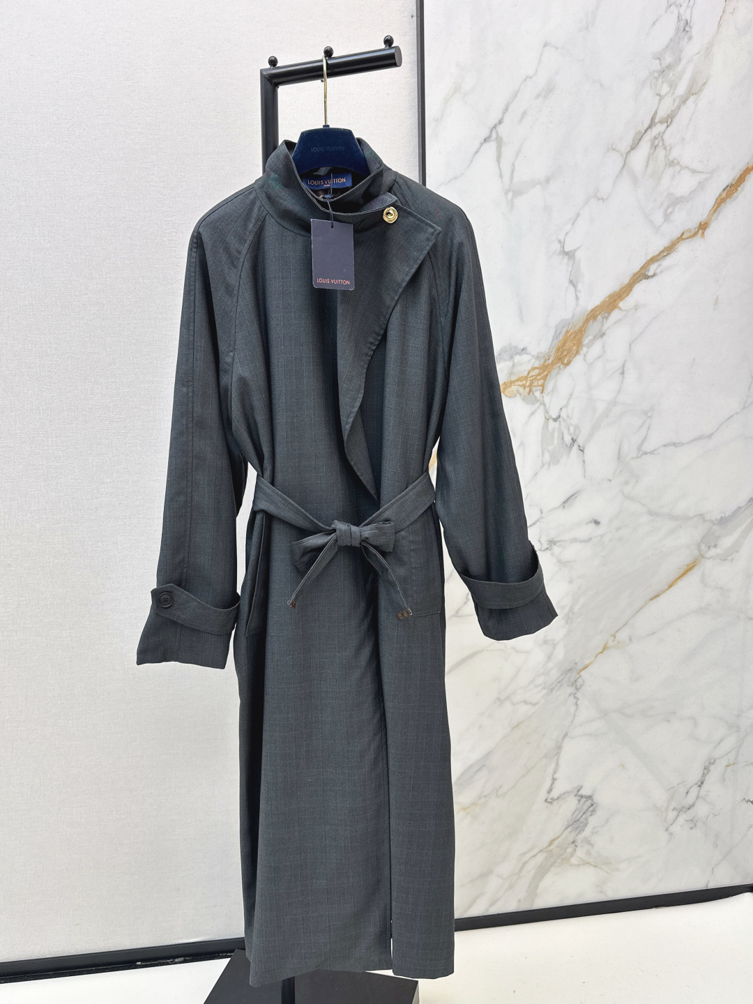 NO:740432,Ljia 26Ss——The latest handsome and fashionable spring and summer style long windbreaker jacket is fashionable and handsome, produced in high quality!  Very unique taste and personality, classic version design, simple and elegant, unique craftsmanship, more refined and delicate, available in one color, smlxl, louis vuitton, jackets & coats,19860909L家 26Ss———春夏最新款帅气时髦范十足长款风衣外套时尚帅气 高版出品！很独特的品味与个性经典款版型设计 简洁而优雅 独特的工艺 多了一份精致与细腻 一色现货发售smlxl,,louis vuitton,jackets & coats,,Women's clothing