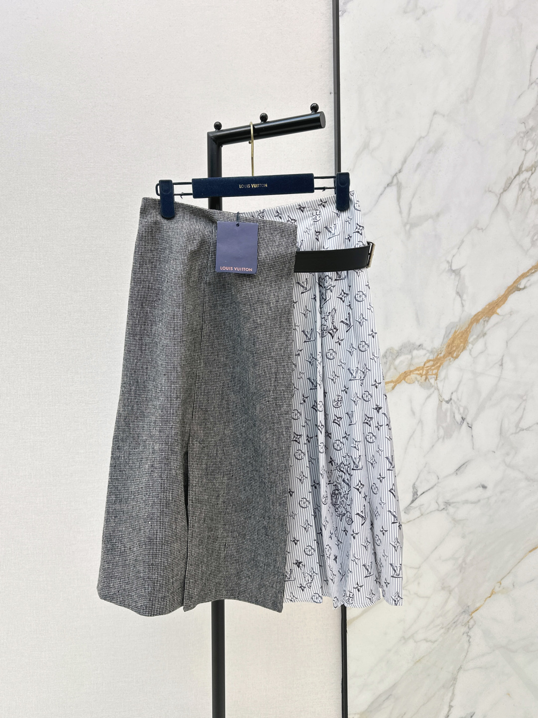 NO:740429,L Family 26Ss————The latest elegant temperament suit belt blazer + splicing method belt decorative skirt in early spring. Simple and elegant. Very high-end imported texture. Look carefully at the details. The upper body is very sassy. Clean and classy. It is completely in accordance with the level of high-end ready-to-wear. It is impossible not to love it. A must-have for temperament girls. Developed in one color. Ready for sale sml, louis vuitton, skirts, jackets & coats, business suit,19860909L家 26Ss————早春最新款优雅气质套装腰带西装外套+拼接做法腰带装饰半裙 简洁大气 非常高级的进口质地 仔细看细节 上身非常飒 干净有品 完全按照高定成衣水准 无法不爱 气质MM必入 一色分开发 现货发售sml,,louis vuitton,skirts,jackets & coats,business suit,,Women's clothing