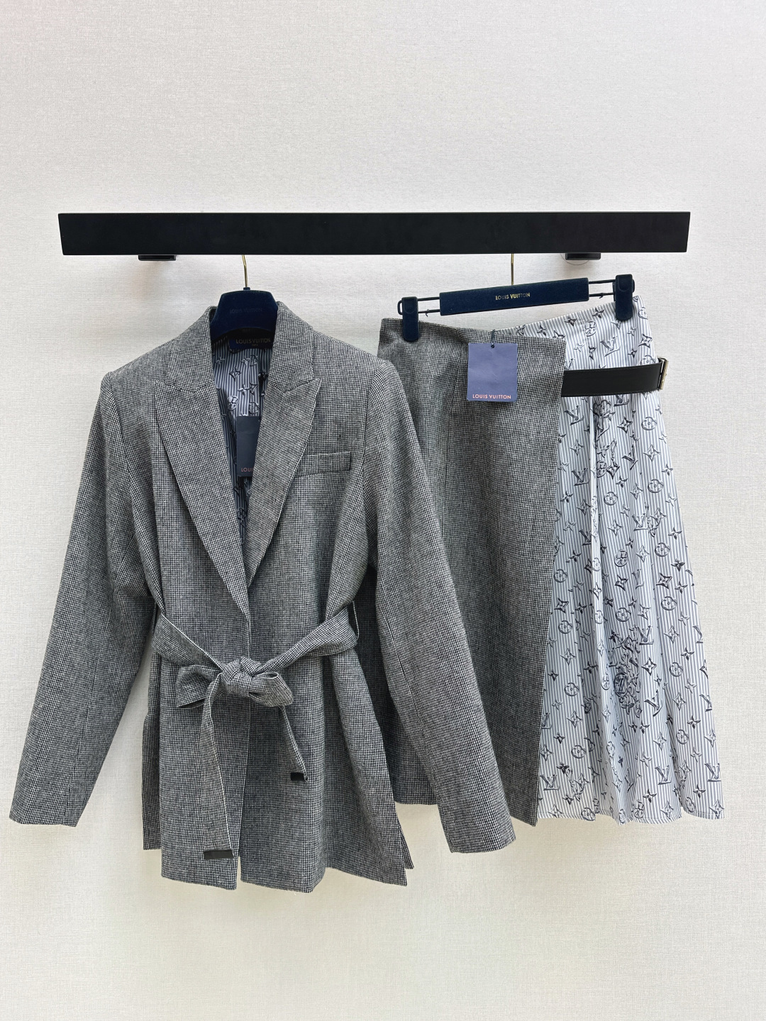 NO:740427,L Family 26Ss————The latest elegant temperament suit belt blazer + splicing method belt decorative skirt in early spring. Simple and elegant. Very high-end imported texture. Look carefully at the details. The upper body is very sassy. Clean and classy. It is completely in accordance with the standard of high-end ready-to-wear. It is impossible not to love it. A must-have for temperament girls. Developed in one color. Ready for sale sml. Outside, Louis Vuitton, skirts, jackets & coats, business suit,19860909L家 26Ss————早春最新款优雅气质套装腰带西装外套+拼接做法腰带装饰半裙 简洁大气 非常高级的进口质地 仔细看细节 上身非常飒 干净有品 完全按照高定成衣水准 无法不爱 气质MM必入 一色分开发 现货发售sml 外,,louis vuitton,skirts,jackets & coats,business suit,,Women's clothing