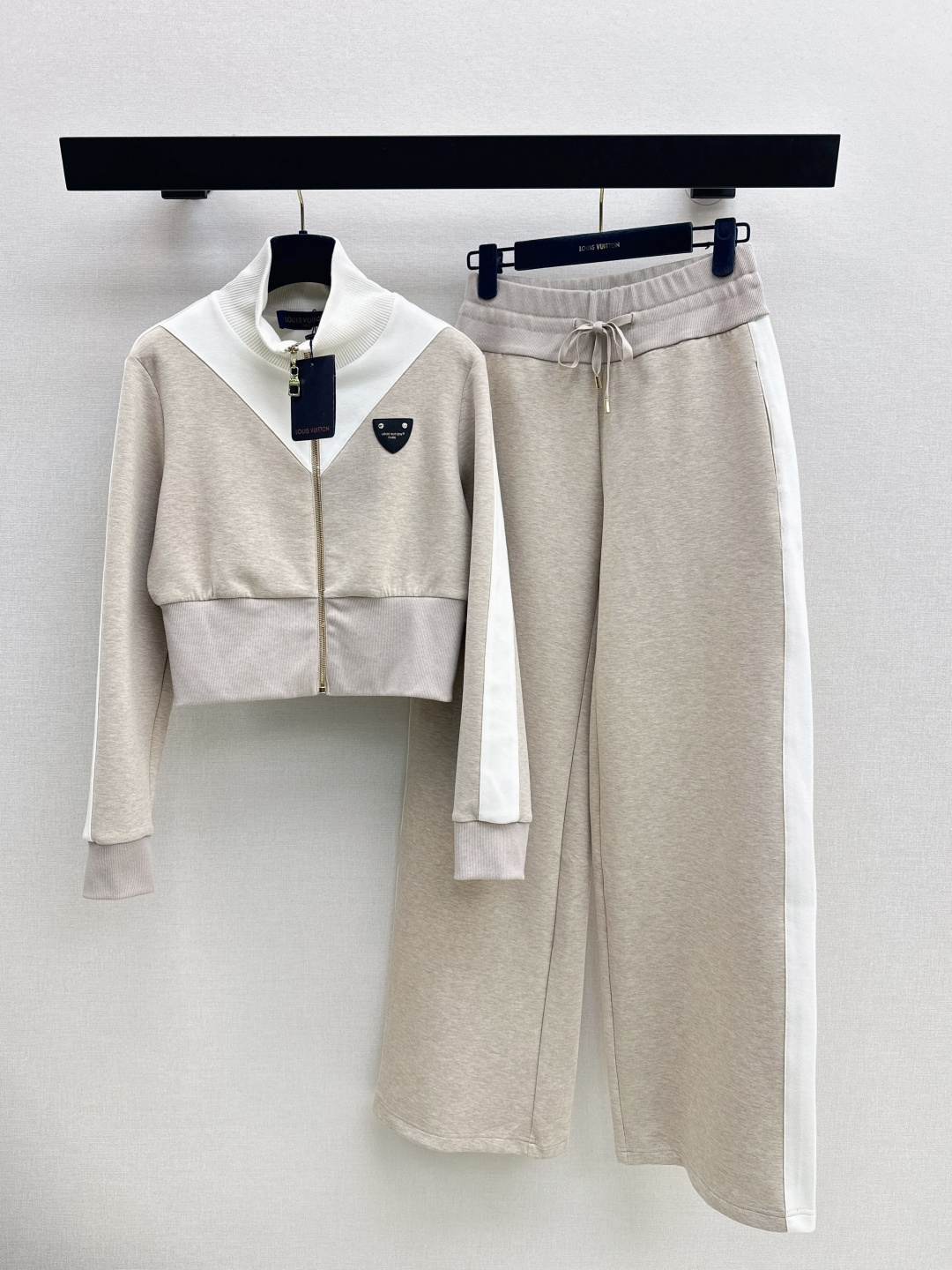 NO:740424,L Family 26Ss————The latest spring and summer casual contrasting color splicing suit, stand-up collar jacket + straight trousers. It has a cool style. It is OK to wear for daily commuting. It doesn’t matter the occasion. One look~~ Available in stock in one color smlxl,, louis vuitton, jackets & coats, jackets & coats,19860909L家 26Ss————春夏最新款休闲撞色拼接套装立领夹克外套+直筒裤 可A可飒的风格 日常通勤穿什么的都是很OK的 不挑场合一套Look～～ 一色现货发售smlxl,,louis vuitton,jackets & coats,jackets & coats,,Women's clothing