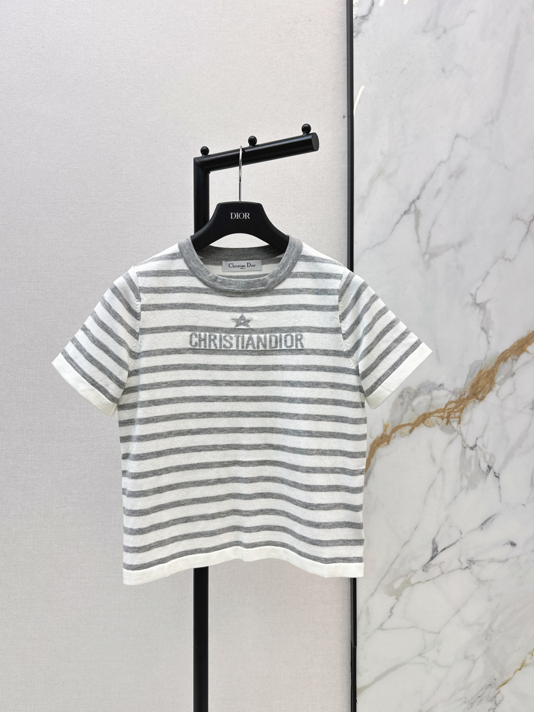 NO:740418,Exclusive first release CD 26Ss - the latest striped short-sleeved sweater for spring and summer. Customized knitted fabric. Multiple washes. Fashionable and western style. Regular knitted short-sleeved cut. The upper body is versatile and slim. It is suitable for single wear and inner wear. Two colors are available for sale sml,, T-shirt,19860909独家首发 CD 26Ss———春夏最新款条纹短袖针织衫定制针织面料 多重水洗 时髦洋气 常规针织短袖剪裁 上身百搭显瘦 单穿内搭都很合适两色现货发售sml,,T-shirt,,Women's clothing