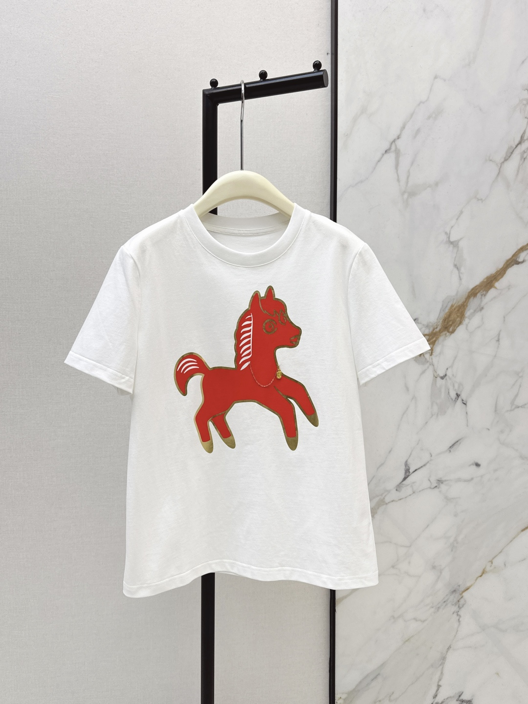 NO:740415,Fashionable design 26Ss————The latest contrast-printed horse-decorated T-shirt in early spring. It is very dense and feels super good. It is a really hard-working one. The details are perfect. The regular version. The upper body is not attractive at all. It is simple and generous. Instantly enhances the temperament. Two colors are available for sale sml 0,, tees, t-shirt,19860909时髦设计 26Ss————早春最新款撞色印花马儿装饰T恤 密度很高手感超好 真的费劲心血的一款 细节完美 常规版型 上身完全不挑人简单大方 瞬间提升气质 两色现货发售sml 0,,tees，t-shirt,,Women's clothing