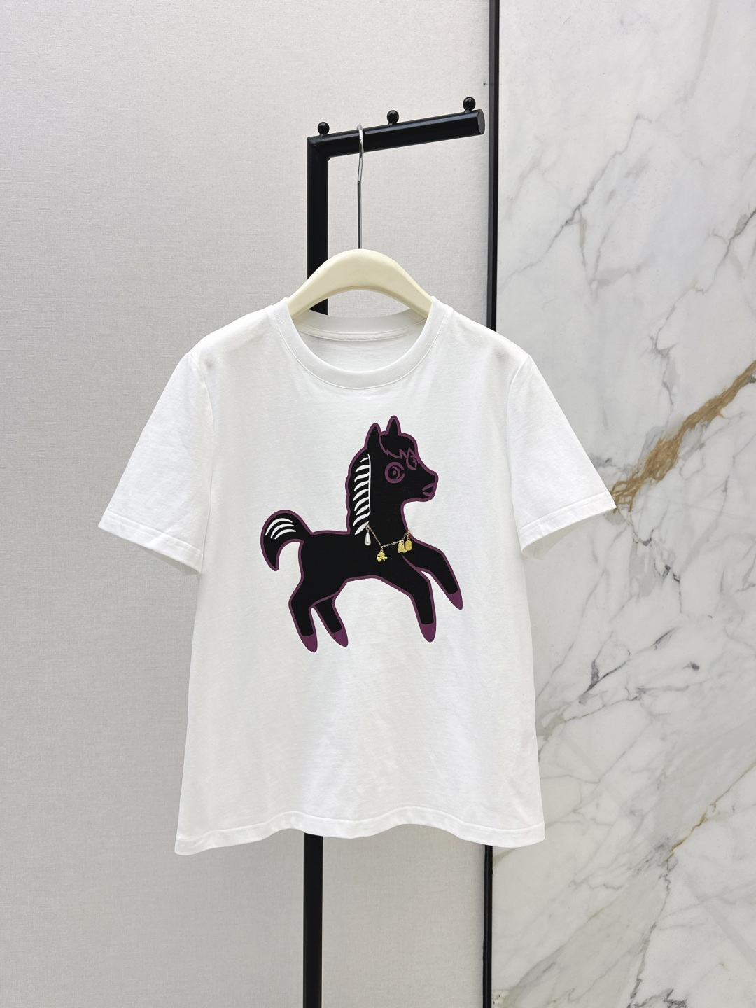 NO:740412,Fashionable design 26Ss————The latest contrast-printed horse-decorated T-shirt in early spring. It is very dense and feels super good. It is a really hard-working one. The details are perfect. The regular version. The upper body is not attractive at all. It is simple and generous. It instantly enhances the temperament. Two colors are available for sale in sml, tees, t-shirt,19860909时髦设计 26Ss————早春最新款撞色印花马儿装饰T恤 密度很高手感超好 真的费劲心血的一款 细节完美 常规版型 上身完全不挑人简单大方 瞬间提升气质 两色现货发售sml,,tees，t-shirt,,Women's clothing