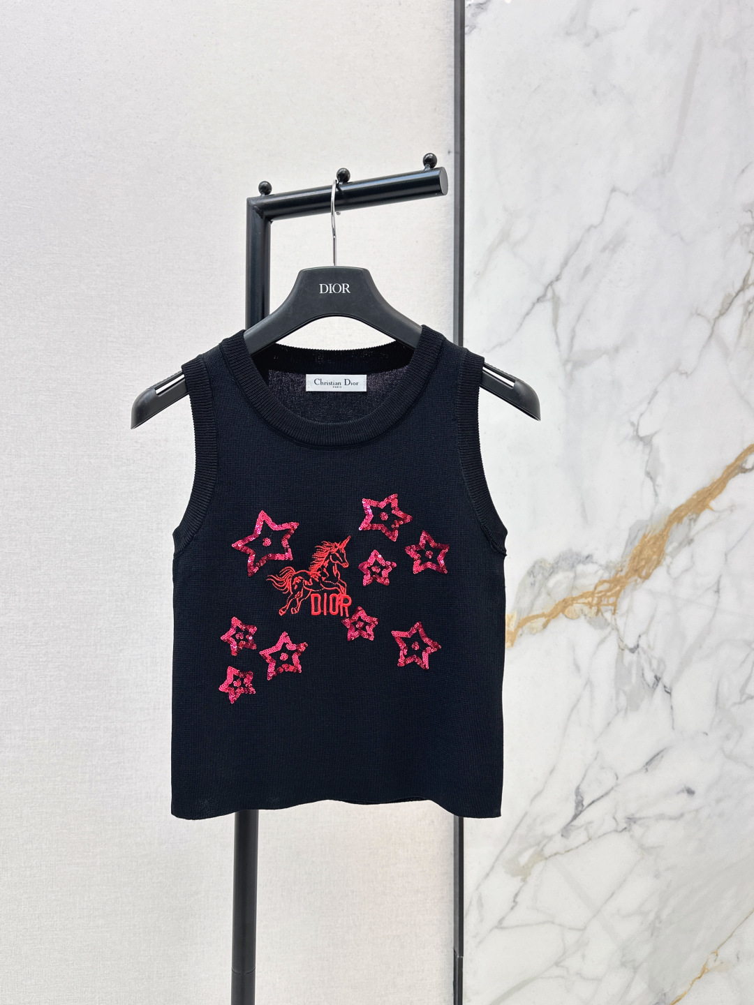 NO:740411,Essential items for daily wear CD 26Ss————The latest five-pointed star embroidered sleeveless knitted vest for spring and summer. It is a good-looking item for everyday outings. It can be worn alone or as a base. It can be worn with pants or skirts. The wear rate is 100%. The wool yarn fabric is elastic and the upper body is very comfortable. Two colors are available for sale sml,,skirts,19860909日常穿搭必备小单品 CD 26Ss————春夏最新款五角星刺绣无袖针织小背心 日常出街随意搭配都好看的单品 单穿或者打底 不管是裤子还是半裙都能搭 实穿率百分百 羊毛纱线面料有弹性 上身很舒服 两色现货发售sml,,skirts,,Women's clothing