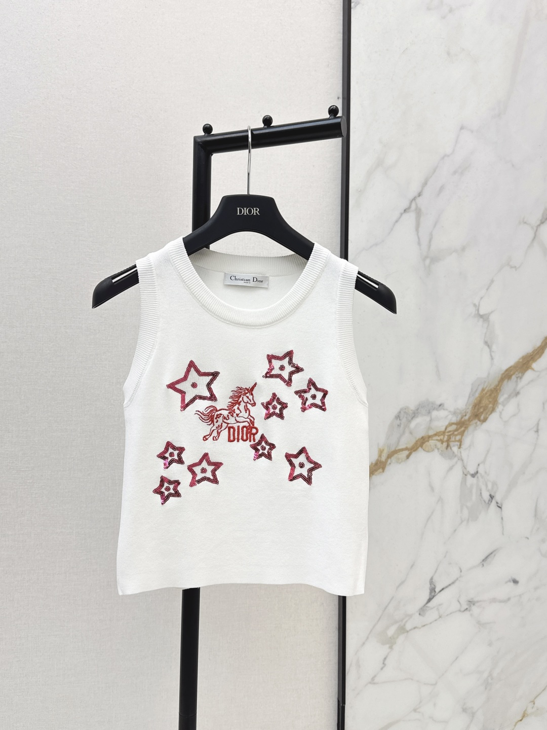 NO:740409,Essential items for daily wear CD 26Ss————The latest five-pointed star embroidered sleeveless knitted vest for spring and summer. It is a good-looking item for everyday outings. It can be worn alone or as a base. It can be worn with pants or skirts. The wear rate is 100%. The wool yarn fabric is elastic and the upper body is very comfortable. Two colors are available for sale sml,,skirts,19860909日常穿搭必备小单品 CD 26Ss————春夏最新款五角星刺绣无袖针织小背心 日常出街随意搭配都好看的单品 单穿或者打底 不管是裤子还是半裙都能搭 实穿率百分百 羊毛纱线面料有弹性 上身很舒服 两色现货发售sml,,skirts,,Women's clothing