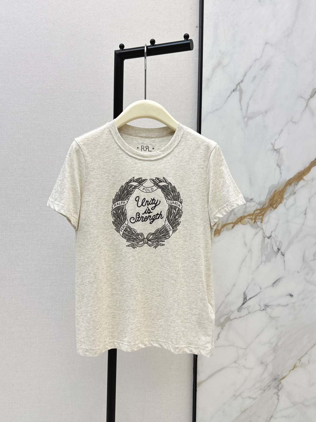 NO:740407,RL 26Ss————The latest spring and summer classic logo letter badge minimalist style T-shirt brand’s classic logo laurel ring badge semi-water glue printing is very breathable imitation hand embroidery + the combination of printing and embroidery is very high-end19860909RL 26Ss————春夏最新款经典logo字母徽章极简风T恤品牌的经典标识月桂环纹徽章半水胶浆印花很透气 仿手绣工艺 +印花和刺绣相结合很显高级 拉夫劳伦家的衣服总是低调不刻意张扬 自带松弛气场 一色现货发售sml,,tees，t-shirt,,Women's clothing