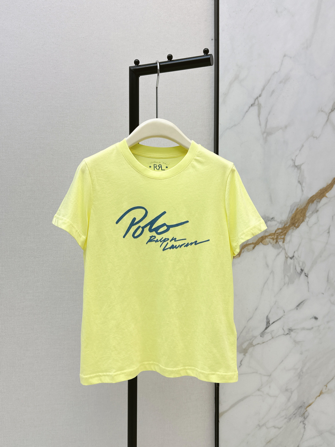 NO:740405,RL 26Ss - the latest spring and summer minimalist style flocked T-shirt in candy color. A touch of freshness in spring. It is also a classic choice that will never go out of style. The clean handwritten brand logo and the three-dimensional flocking process accurately express the American retro texture. The candy color is fresh and age-reducing. The upper body is very high-end and has a relaxed feeling and retro elegance. Three colors are available for sale now: sml, tees, t-shirt,19860909RL 26Ss————春夏最新款糖果色系极简风植绒T恤 春日里的一抹鲜活 也是永不过时的经典选择 干净利落手写体品牌Logo 立体植绒工艺 把美式复古的质感表现得很精准 糖果色系清新减龄版型基础不挑人 上身是很高级的松弛感又有复古的优雅 三色现货发售sml,,tees，t-shirt,,Women's clothing