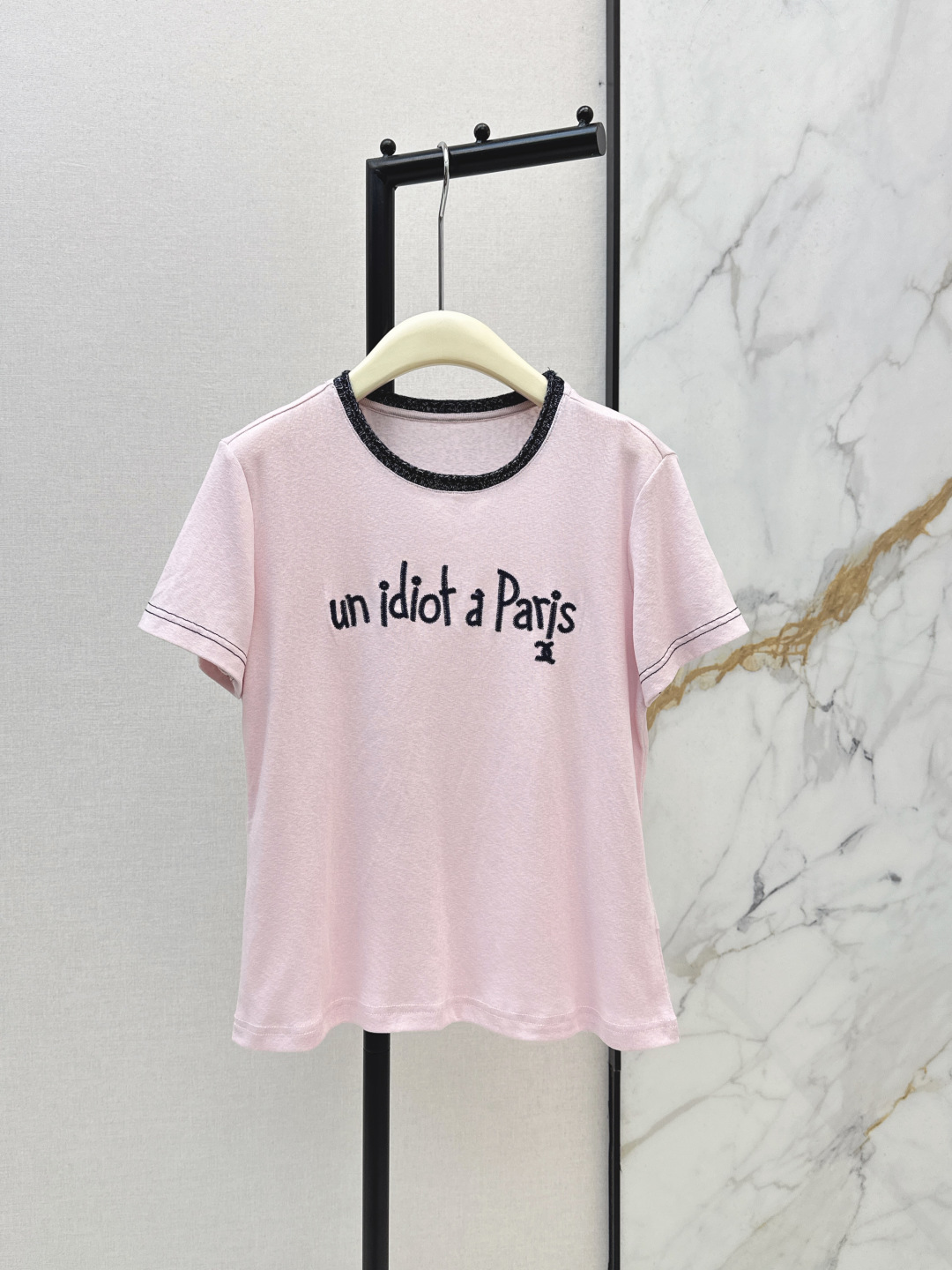 NO:740399,C Home 26Ss————The latest woolen embroidery linen T-shirt in spring and summer. The floral yarn woolen collar is naturally curled and casual, and the embroidery with handwritten fonts is exquisite yet playful. It is soft and skin-friendly. The cotton blended linen fabric makes the fabric dry, breathable and has a unique texture. It is super high-end in reality. The upper body is very slim. Casual matching is the French elegance and fashion of Grandma's house.  Three colors ready for sale sml, chanel, tees, t-shirt,19860909C家 26Ss————春夏最新款毛织刺绣亚麻T恤撞色的花纱毛织领子自然卷边松弛又随性,手写字体的刺绣精致又不失俏皮感 柔软亲肤 棉混亚麻面料 使得面料干爽透气又有独特的肌理感,实物超显高级 上身很显瘦 随意搭配都是香奶奶家的法式优雅的时髦 三色现货发售sml,,chanel,tees，t-shirt,,Women's clothing