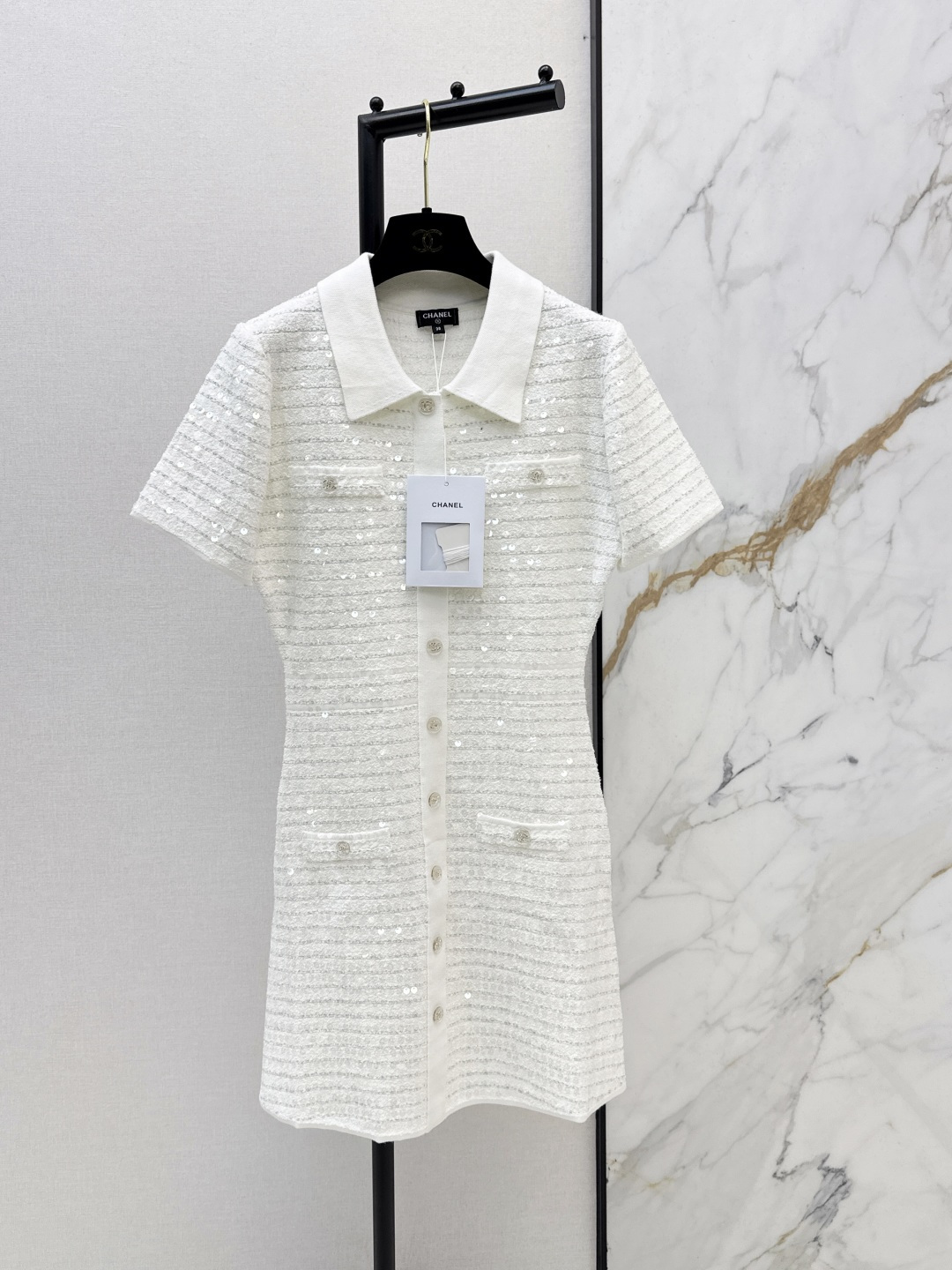 NO:740395,C Home 26Ss————The latest sequined knitted lapel slim-fitting dress for early spring. Slim-fitting version. The upper body is particularly slimming. It is so easy to wear. It is made of knitted fabric made of cotton yarn. It has good breathability and will not be stuffy. It can be easily managed by small people. It is also suitable for inner layering. It is available in one color, sml, chanel, skirts,19860909C家 26Ss————早春最新款亮片针织翻领修身连衣裙 修身版型 上身特别藏肉显瘦 太好穿了 采用棉质纱线的针织面料 透气性好不会闷热 小个子也能轻松驾驭 内搭穿也很适合 一色现货发售sml,,chanel,skirts,,Women's clothing