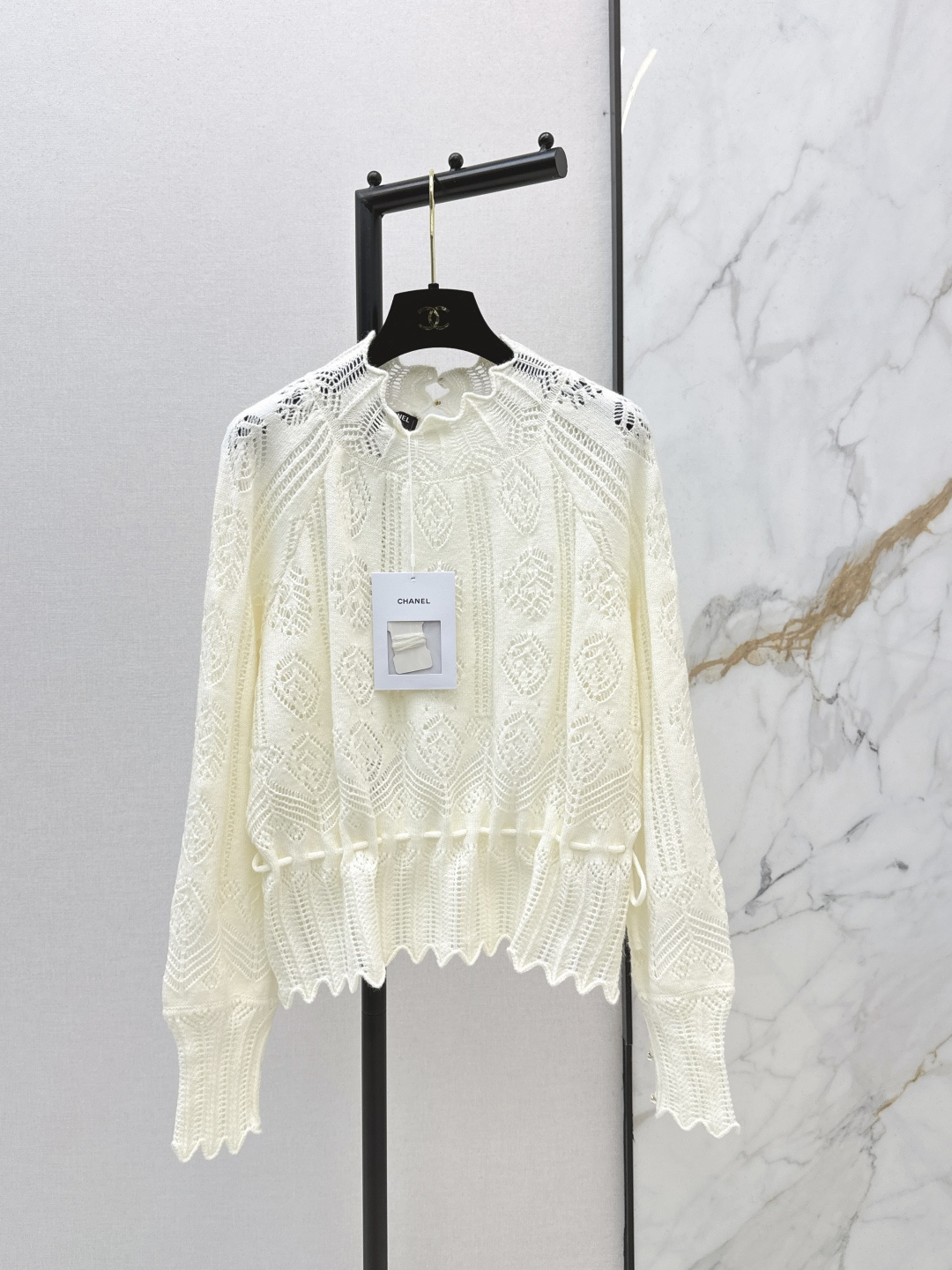 NO:740393,C Home 26Ss————The latest hollow cream white cable knit sweater for spring and summer. The three-dimensional cable texture is wrapped in a soft and waxy texture. The simple round neck + exquisite details reveal a relaxed and high-end look. The soft fabric combines comfort and style. Pair it with a skirt to make it more flexible and casual~One color ready for sale sml,,chanel,skirts,19860909C家 26Ss————春夏最新款镂空奶油白绞花针织衫立体绞花纹理裹满软糯质感 简约圆领+精致细节透着松弛高级 柔软面料兼顾舒适与格调 搭半裙更显灵动随性～一色现货发售sml,,chanel,skirts,,Women's clothing