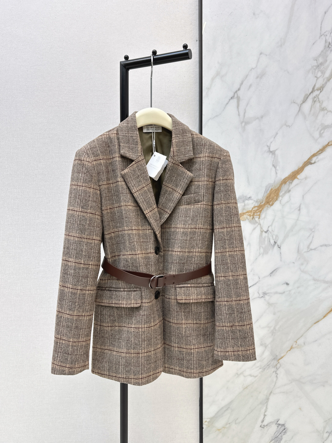 NO:740408,Bc 26Ss————The latest British retro temperament plaid suit jacket in early spring is full of temperament. Whether it is a shopping party or an OL office worker, this one can be perfectly interpreted. The three-dimensional slim waist tailoring is a combination of capable and feminine. It is made of wool plaid fabric. The small belt also looks good when used with other clothes. One color ready for sale sml,, jackets & coats, business suit,19860909Bc 26Ss————早春最新款英伦复古气质格纹西装外套满分的气质感 不管是逛街聚会或者OL上班族 这一件都能完美诠释 立体修身收腰剪裁干练又不失柔美的相结合 采用羊毛格纹面料 小皮带用来搭配其他衣服也很好看 一色现货发售sml,,jackets & coats,business suit,,Women's clothing