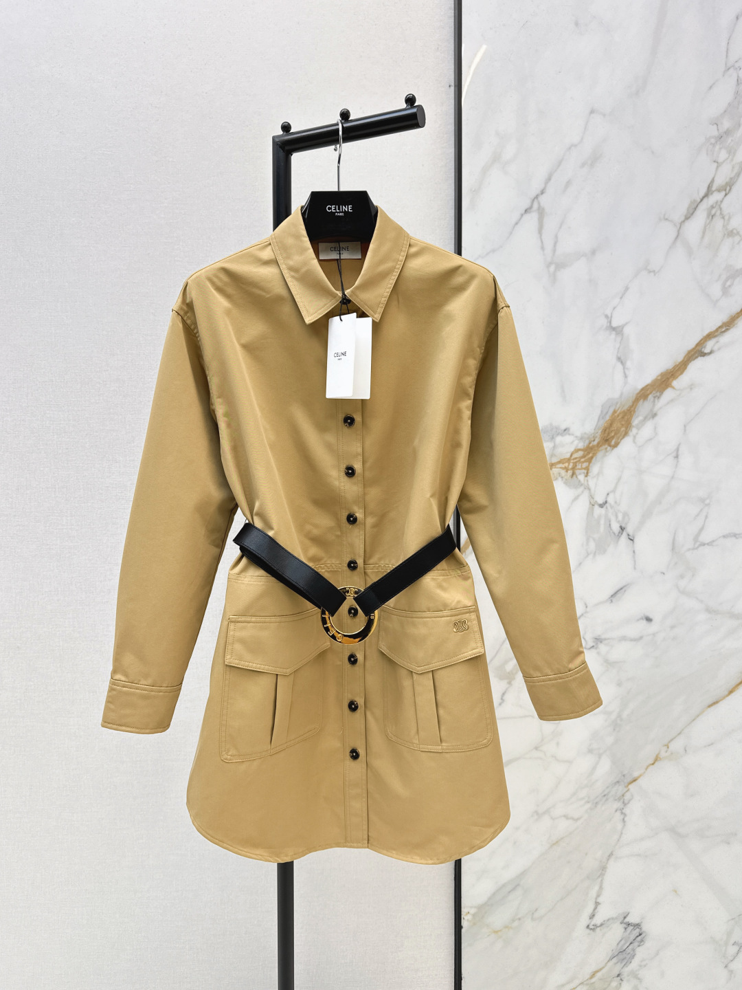 NO:740402,Liu Shishi's same style Ce 26Ss - the latest spring and summer double-pocket Arc de Triomphe embroidered dress. Fashionable khaki color. Paired with a custom logo hoop belt. It brings a new visual effect. It shows vitality and youthfulness. The straight version is not picky about body shape and can be worn by small people. One color ready for sale sml,,skirts,19860909刘诗诗同款 Ce 26Ss———春夏最新款双口袋凯旋门刺绣设计连衣裙 洋气时髦的卡其色系 搭配logo定制圈圈腰带 带来全新的视觉效果 很显活力和年轻感 直筒的版型 不挑身材 小个子也放心入哈 一色现货发售sml,,skirts,,Women's clothing