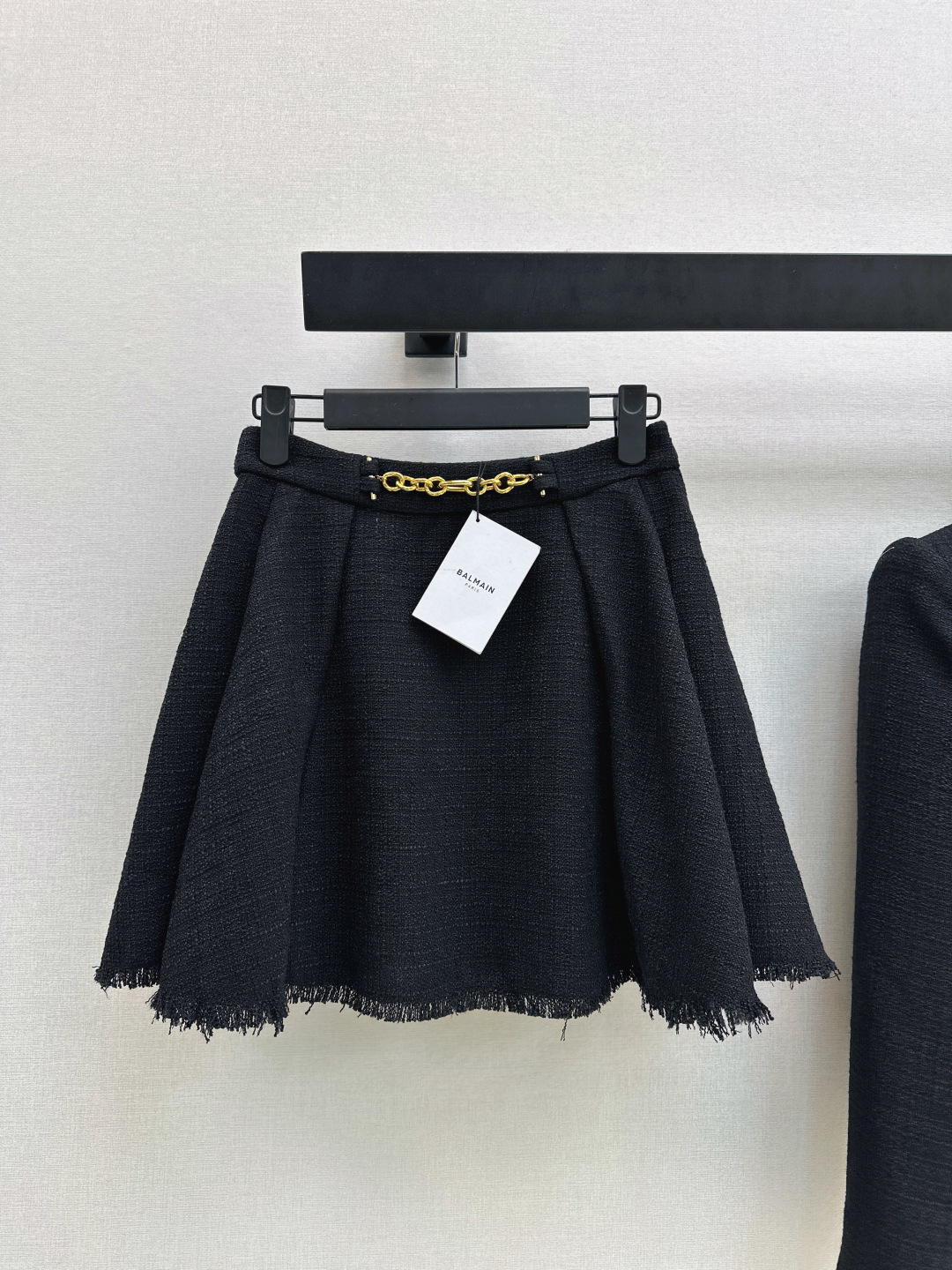 NO:740400,Recommend an outfit: Bal 26SS - the latest ladylike suit in early spring. Double-breasted blazer + chain-embellished pleated skirt. Three-dimensional textured fabric. Full of sophistication. The upper body has a noble temperament. It is easy to wear and looks better. It is inadvertently high-end. French socialite style is elegant and high-end. A must-have for rich families. Developed in one color. Ready for sale sml,,skirts,jackets & coats, business suit,19860909推荐一套穿搭 Bal 26SS———早春最新款名媛气质套装双排扣西装外套+链条装饰压褶半裙立体肌理感面料 精致感满满 上身自带一种高贵气质 实穿度高颜值也更高 不经意间的高级范十足 法式名媛风优雅又高级 富家千金必备 一色分开发 现货发售sml,,skirts,jackets & coats,business suit,,Women's clothing