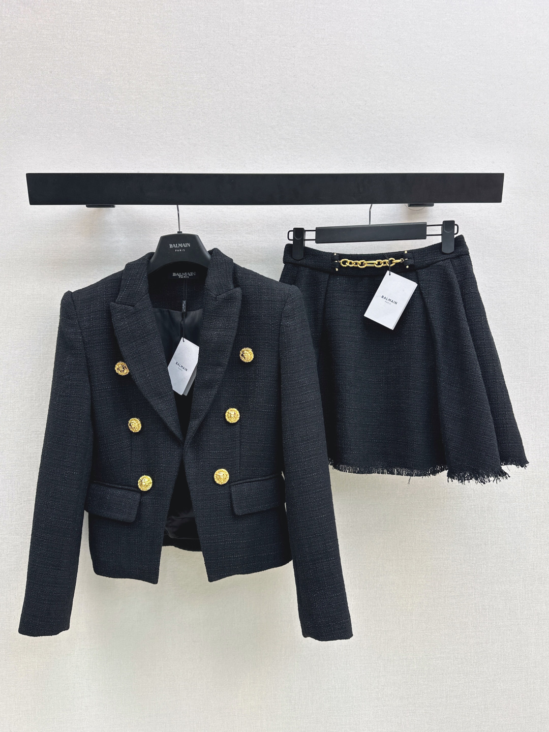 NO:740398,Recommend an outfit: Bal 26SS - the latest lady-like suit in early spring. Double-breasted blazer + chain-embellished pleated skirt. Three-dimensional textured fabric. Full of sophistication. The upper body has a noble temperament. It is easy to wear and looks better. It is inadvertently high-end. French socialite style is elegant and high-end. A must-have for rich families. Developed in one color. Ready for sale in sml. Outside, skirts, jackets & coats, business suit,19860909推荐一套穿搭 Bal 26SS———早春最新款名媛气质套装双排扣西装外套+链条装饰压褶半裙立体肌理感面料 精致感满满 上身自带一种高贵气质 实穿度高颜值也更高 不经意间的高级范十足 法式名媛风优雅又高级 富家千金必备 一色分开发 现货发售sml 外,,skirts,jackets & coats,business suit,,Women's clothing