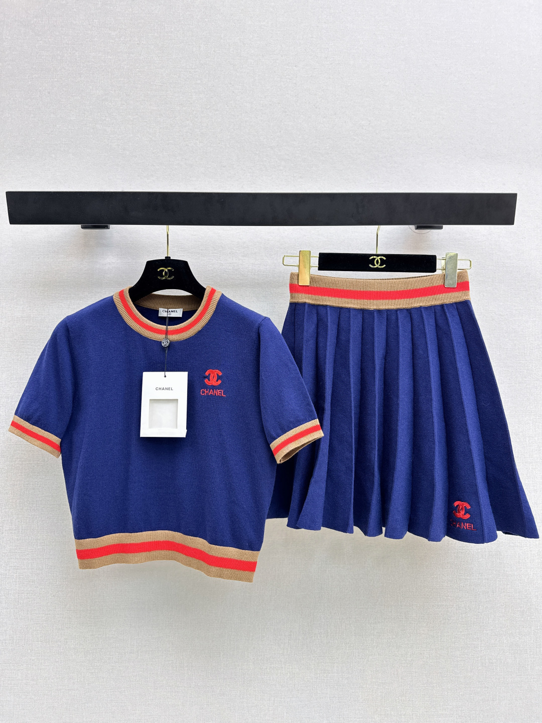 NO:740883,C Home 26Ss————The latest age-reducing knitted suit in early spring. Short knitted top + pleated skirt. 100% wool yarn. The texture is delicate and soft. Classic age-reducing item. The shape is not flattering and looks slimming on the upper body. The perfect item that the beauty must have. The texture is great. Available in one set. Two colors available for sale sml, chanel, skirts,19860909C家 26Ss————早春最新款减龄针织套装短款针织上衣+压褶半裙 百分百羊毛纱线 质感细腻软糯 经典减龄单品 版型不挑人上身巨显瘦 白富美必收的完美单品 质感超赞 一套出 两色现货发售sml,,chanel,skirts,,Women's clothing