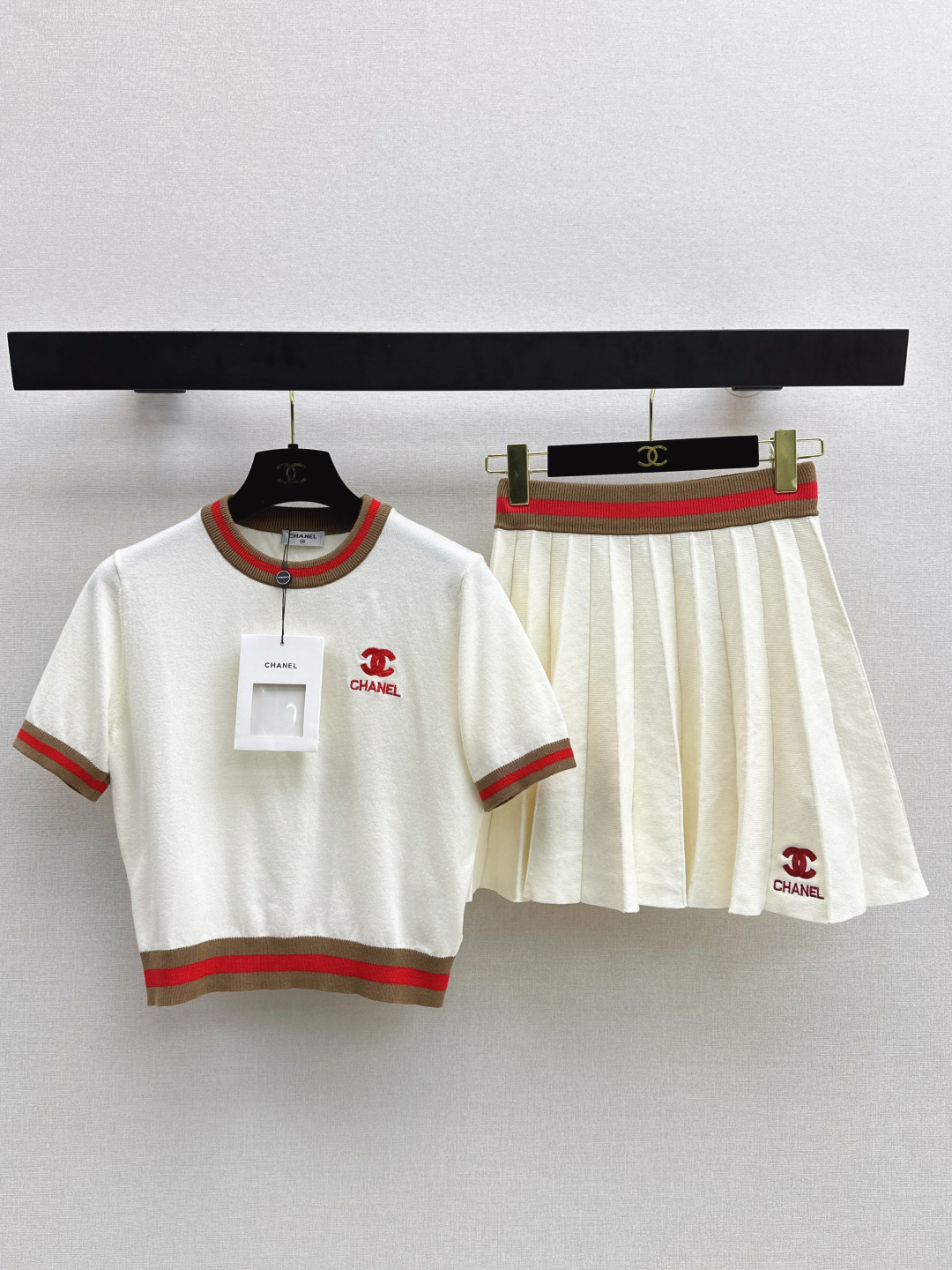 NO:740881,C Home 26Ss————The latest age-reducing knitted suit in early spring. Short knitted top + pleated skirt. 100% wool yarn. The texture is delicate and soft. Classic age-reducing item. The shape is not flattering and looks slimming on the upper body. The perfect item that the beauty must have. The texture is great. Available in one set. Two colors available for sale sml, chanel, skirts,19860909C家 26Ss————早春最新款减龄针织套装短款针织上衣+压褶半裙 百分百羊毛纱线 质感细腻软糯 经典减龄单品 版型不挑人上身巨显瘦 白富美必收的完美单品 质感超赞 一套出 两色现货发售sml,,chanel,skirts,,Women's clothing