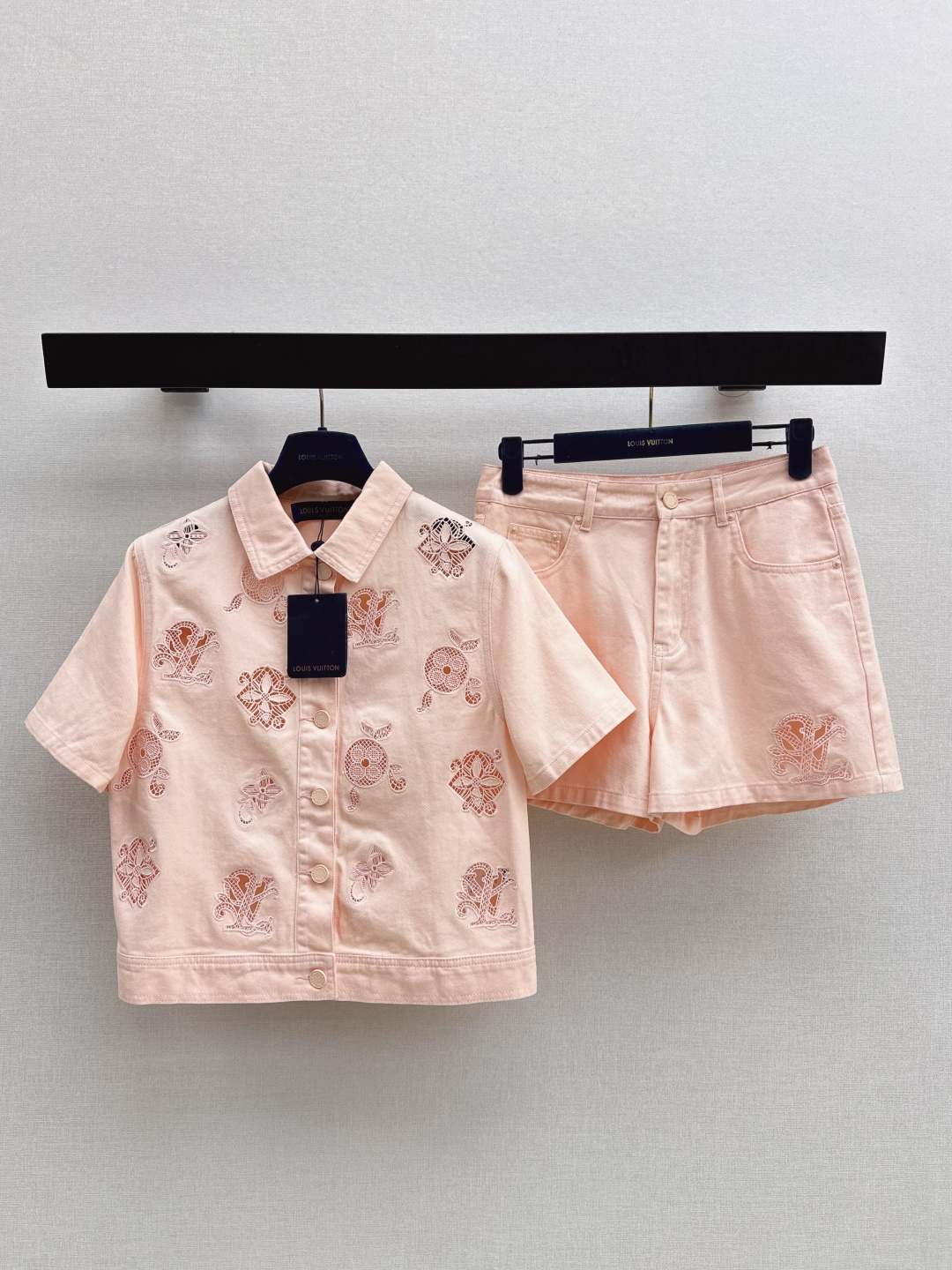 NO:740879,Ljia 26Ss————The latest fashionable embroidery suit for spring and summer is classic and stylish. It has its own aura. The texture of the fabric is very nice. It is fashionable and high-end. The color is super positive. The upper body is white and slim. It has a cool and handsome feeling. The upper body is full of aura when walking. The length is just right. It is easy to control. One set. One color ready for sale sml,, louis vuitton,19860909L家 26Ss————春夏最新款时髦刺绣套装经典又有型 自带气场 面料质感很奈斯 时髦又高级 颜色超级正 上身显白又显瘦 自带酷帅感的系列 走路都带风上身气场全开 长度恰到好处 轻松驾驭 一套出 一色现货发售sml,,louis vuitton,,Women's clothing