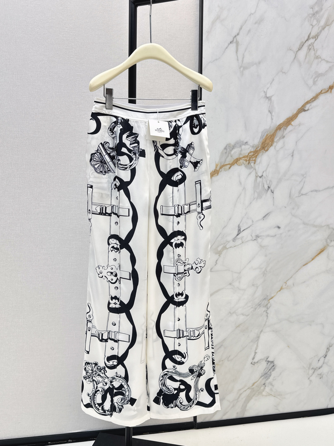 NO:740877,Her 26Ss————The latest printed silk suit shirt + straight pants in early spring. 100% silk fabric. Penetrating printing. Retro and fashionable. Low-key temperament and luxurious and high-end. The version is versatile and not picky. Customized technical fabric. The quality of workmanship depends on the details. Bai Fumei must buy. One color ready for sale sml, shirts, real silk,19860909Her 26Ss————早春最新款印花真丝套装衬衫+直筒裤 百分百真丝面料 渗透印花 复古时髦 低调气质又奢华高级 版型百搭不挑人 定制科技面料 做工品质看细节 白富美必入 一色现货发售sml,,shirts,real silk,,Women's clothing