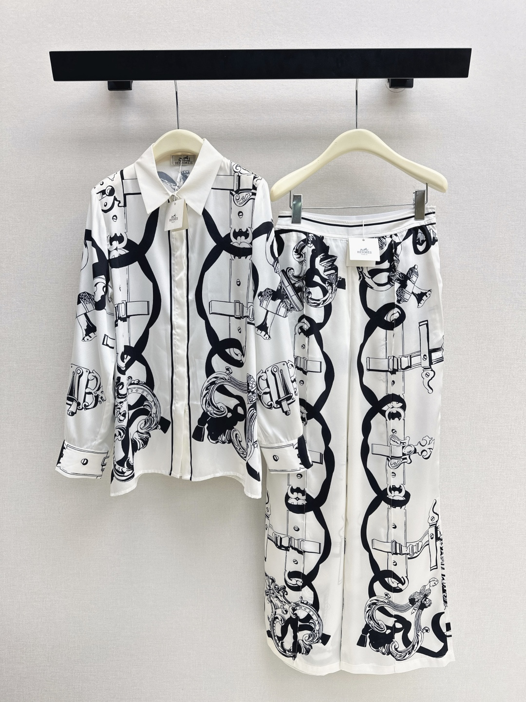 NO:740875,Her 26Ss————The latest printed silk suit shirt + straight pants in early spring. 100% silk fabric. Penetrating printing. Retro and fashionable. Low-key temperament and luxurious and high-end. The version is versatile and not picky. Customized technical fabric. The quality of workmanship depends on the details. Bai Fumei must buy. One color ready for sale. SML lining, shirts, real silk,19860909Her 26Ss————早春最新款印花真丝套装衬衫+直筒裤 百分百真丝面料 渗透印花 复古时髦 低调气质又奢华高级 版型百搭不挑人 定制科技面料 做工品质看细节 白富美必入 一色现货发售sml 衬,,shirts,real silk,,Women's clothing