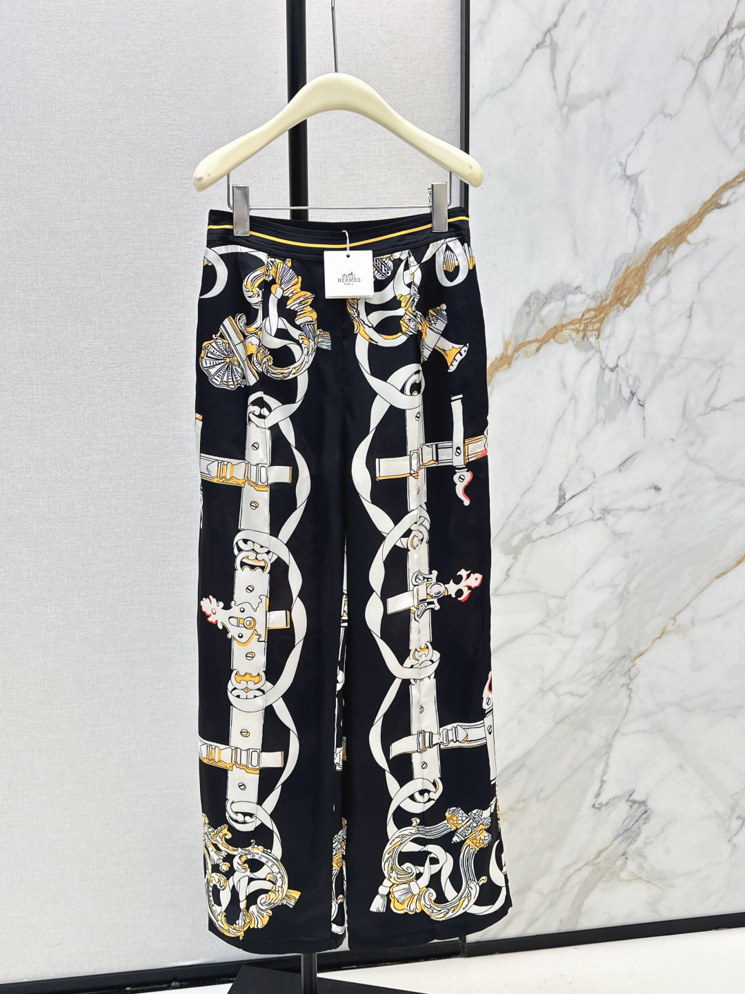 NO:740873,Her 26Ss————The latest printed silk suit shirt + straight pants in early spring. 100% silk fabric. Penetrating printing. Retro and fashionable. Low-key temperament and luxurious and high-end. The version is versatile and not picky. Customized technical fabric. The quality of workmanship depends on the details. Bai Fumei must buy. One color ready for sale sml, shirts, real silk,19860909Her 26Ss————早春最新款印花真丝套装衬衫+直筒裤 百分百真丝面料 渗透印花 复古时髦 低调气质又奢华高级 版型百搭不挑人 定制科技面料 做工品质看细节 白富美必入 一色现货发售sml,,shirts,real silk,,Women's clothing