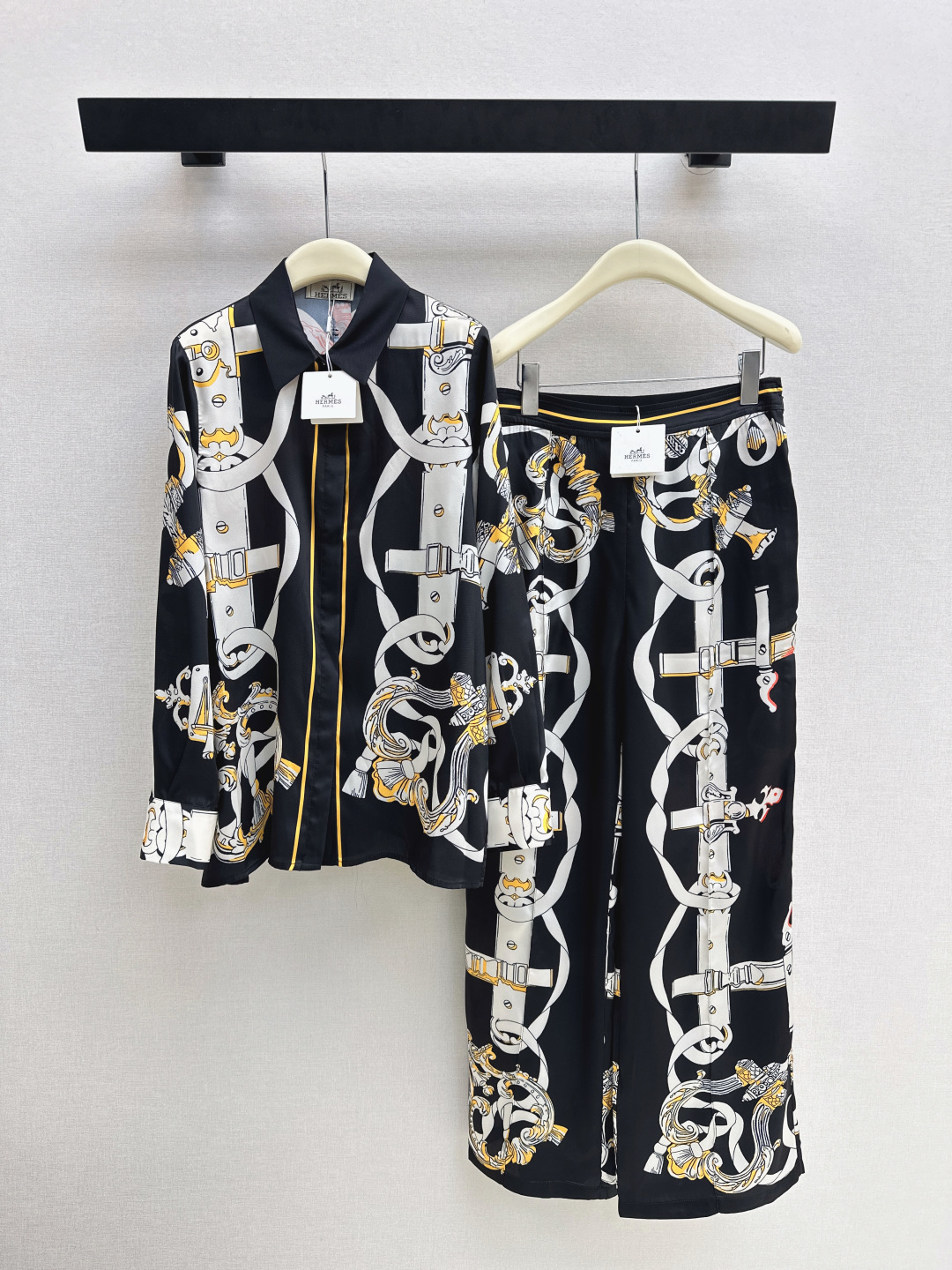 NO:740889,Her 26Ss————The latest printed silk suit shirt + straight pants in early spring. 100% silk fabric. Penetrating printing. Retro and fashionable. Low-key temperament and luxurious and high-end. The version is versatile and not picky. Customized technical fabric. The quality of workmanship depends on the details. Bai Fumei must buy. One color ready for sale. SML lining, shirts, real silk,19860909Her 26Ss————早春最新款印花真丝套装衬衫+直筒裤 百分百真丝面料 渗透印花 复古时髦 低调气质又奢华高级 版型百搭不挑人 定制科技面料 做工品质看细节 白富美必入 一色现货发售sml 衬,,shirts,real silk,,Women's clothing