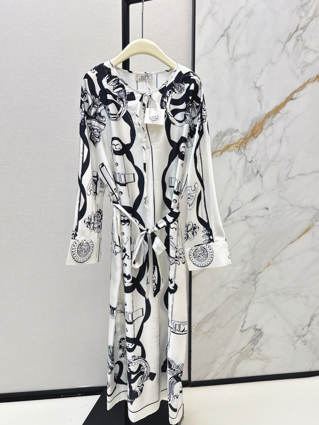 NO:740888,Her 26Ss————Early spring’s latest bat-sleeve temperament long dress made of 100% twill silk fabric. A must-have and versatile item for white and beautiful women. Full positioning printing. The temperament is loose and the design concept is simple and elegant. The upper body is super slim. Two colors are available for sale smlxl 9,, skirts, real silk,19860909Her 26Ss————早春最新款蝙蝠袖气质长款连衣裙百分百斜纹绸真丝面料 白富美必备百搭单品 全定位印花 气质宽松版型设计理念简约大气 上身超显瘦 两色现货发售smlxl 9,,skirts,real silk,,Women's clothing