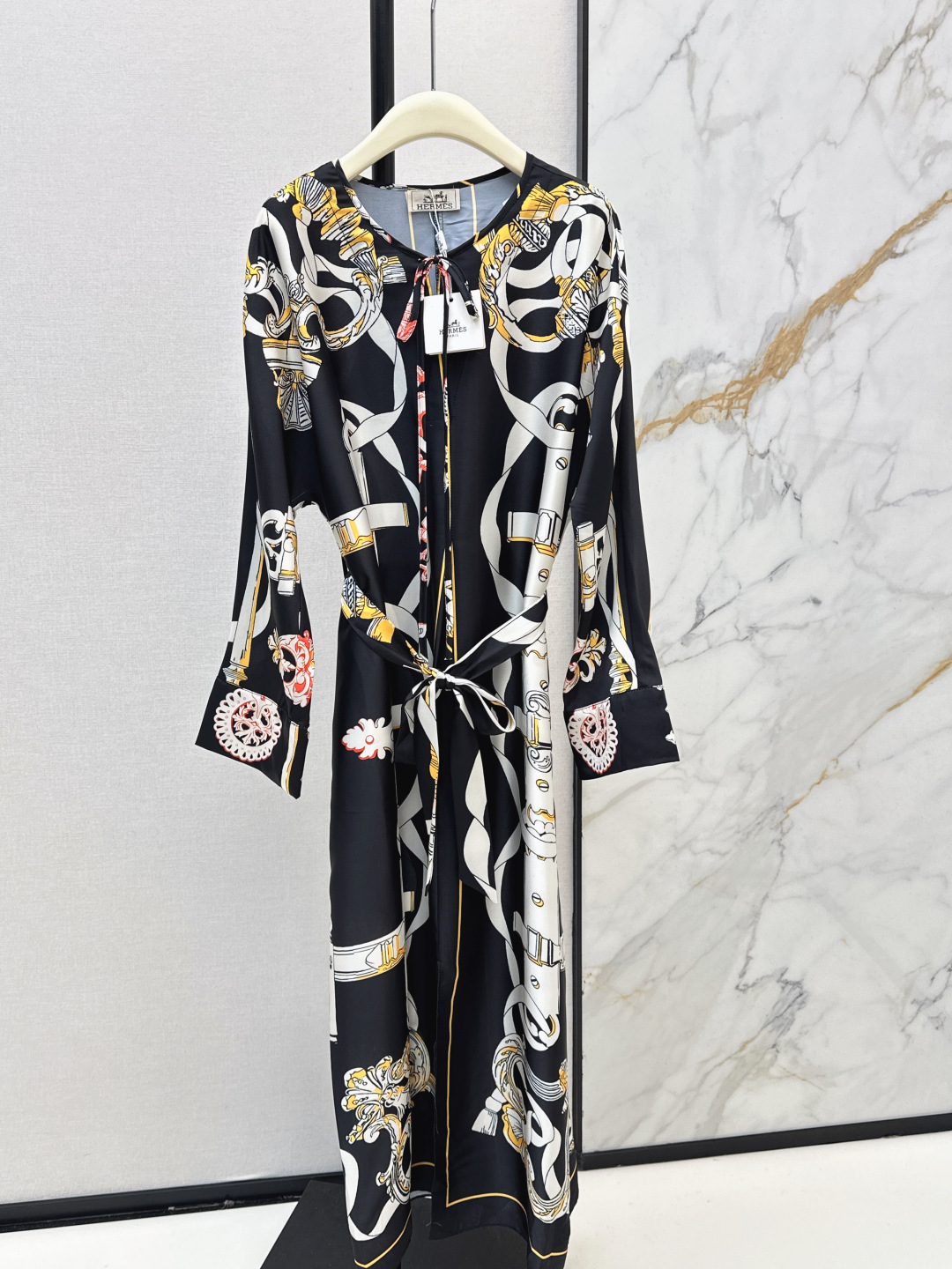 NO:740886,Her 26Ss————The latest bat-sleeve elegant long dress in early spring, made of 100% twill silk fabric, a must-have and versatile item for Bai Fumei, full positioning printing, elegant and loose version design concept, simple and elegant, the upper body is super slim, two colors are available for sale smlxl,,skirts,real silk,19860909Her 26Ss————早春最新款蝙蝠袖气质长款连衣裙百分百斜纹绸真丝面料 白富美必备百搭单品 全定位印花 气质宽松版型设计理念简约大气 上身超显瘦 两色现货发售smlxl,,skirts,real silk,,Women's clothing