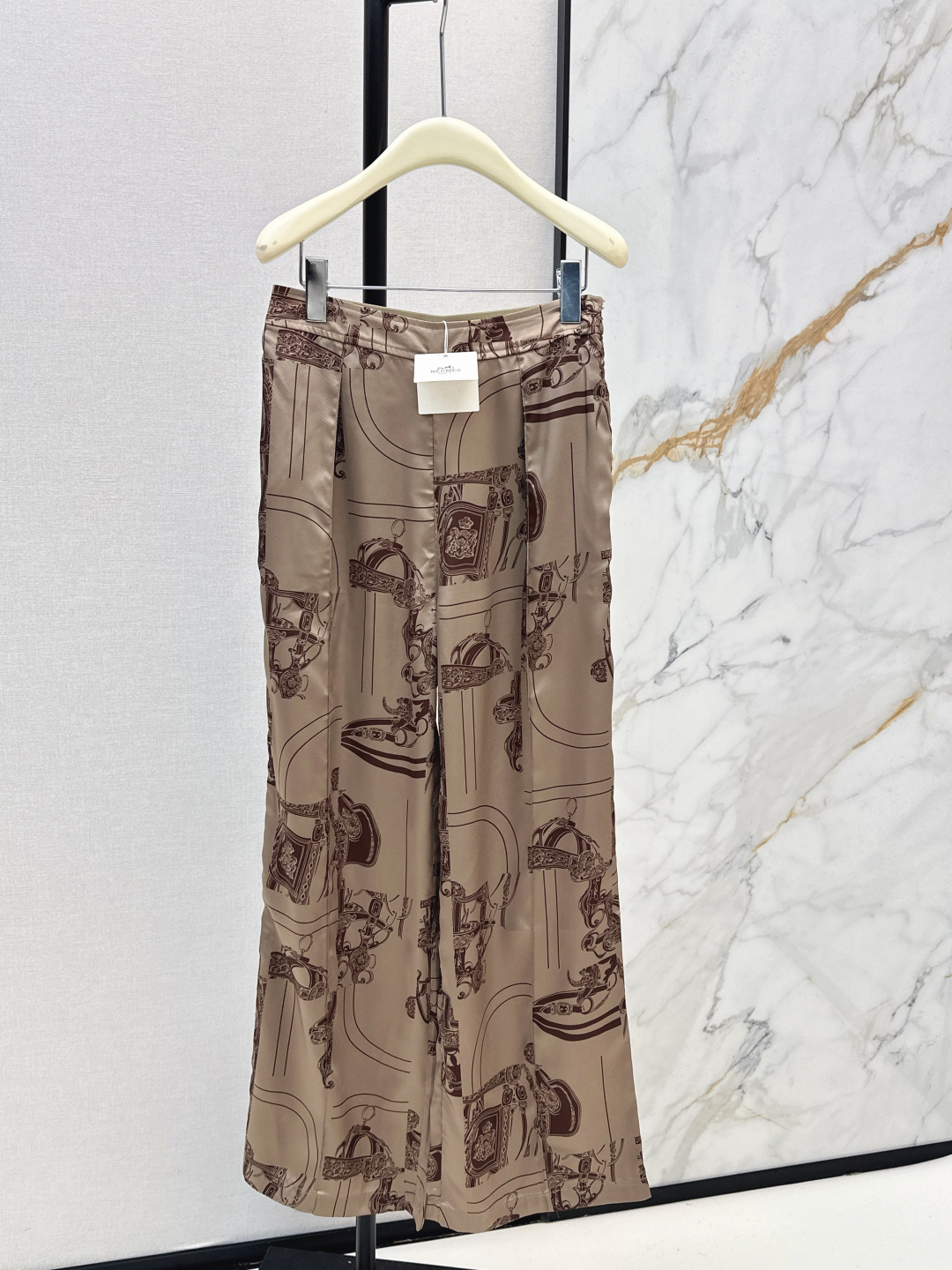 NO:740884,Her 26Ss————The latest printed silk suit shirt + straight pants in early spring. 100% silk fabric. Penetrating printing. Retro and fashionable. Low-key temperament and luxurious and high-end. The version is versatile and not picky. Customized technical fabric. The quality of workmanship depends on the details. Bai Fumei must buy. One color ready for sale sml, shirts, real silk,19860909Her 26Ss————早春最新款印花真丝套装衬衫+直筒裤 百分百真丝面料 渗透印花 复古时髦 低调气质又奢华高级 版型百搭不挑人 定制科技面料 做工品质看细节 白富美必入 一色现货发售sml,,shirts,real silk,,Women's clothing