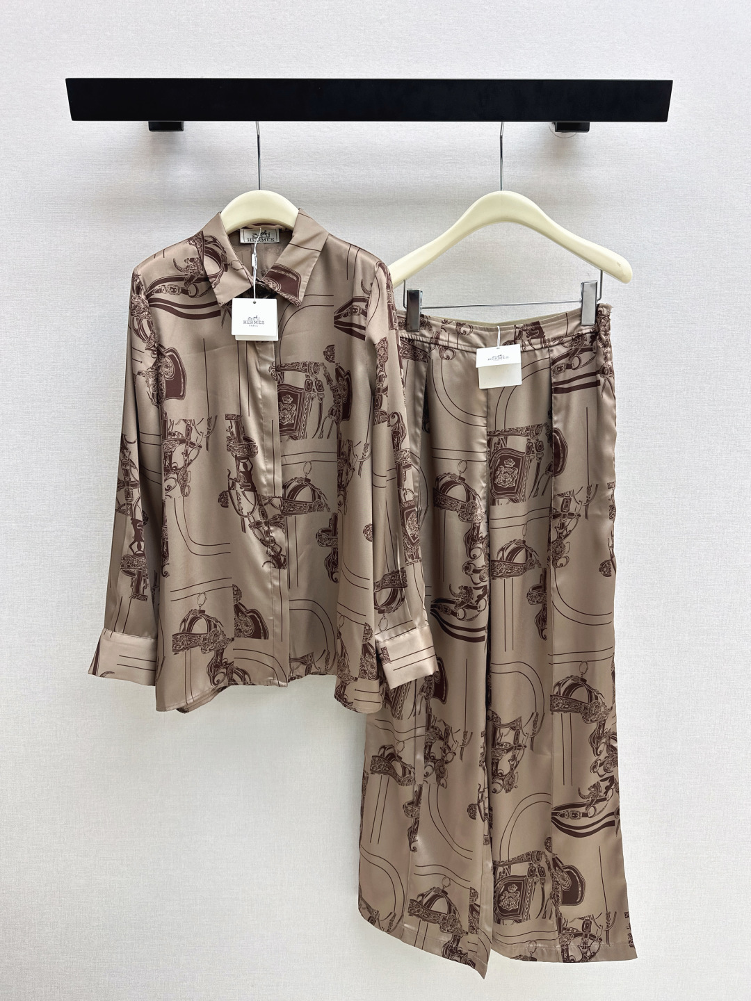 NO:740882,Her 26Ss————The latest printed silk suit shirt + straight pants in early spring. 100% silk fabric. Penetrating printing. Retro and fashionable. Low-key temperament and luxurious and high-end. The version is versatile and not picky. Customized technical fabric. The quality of workmanship depends on the details. Bai Fumei must buy. One color ready for sale. SML lining, shirts, real silk,19860909Her 26Ss————早春最新款印花真丝套装衬衫+直筒裤 百分百真丝面料 渗透印花 复古时髦 低调气质又奢华高级 版型百搭不挑人 定制科技面料 做工品质看细节 白富美必入 一色现货发售sml 衬,,shirts,real silk,,Women's clothing