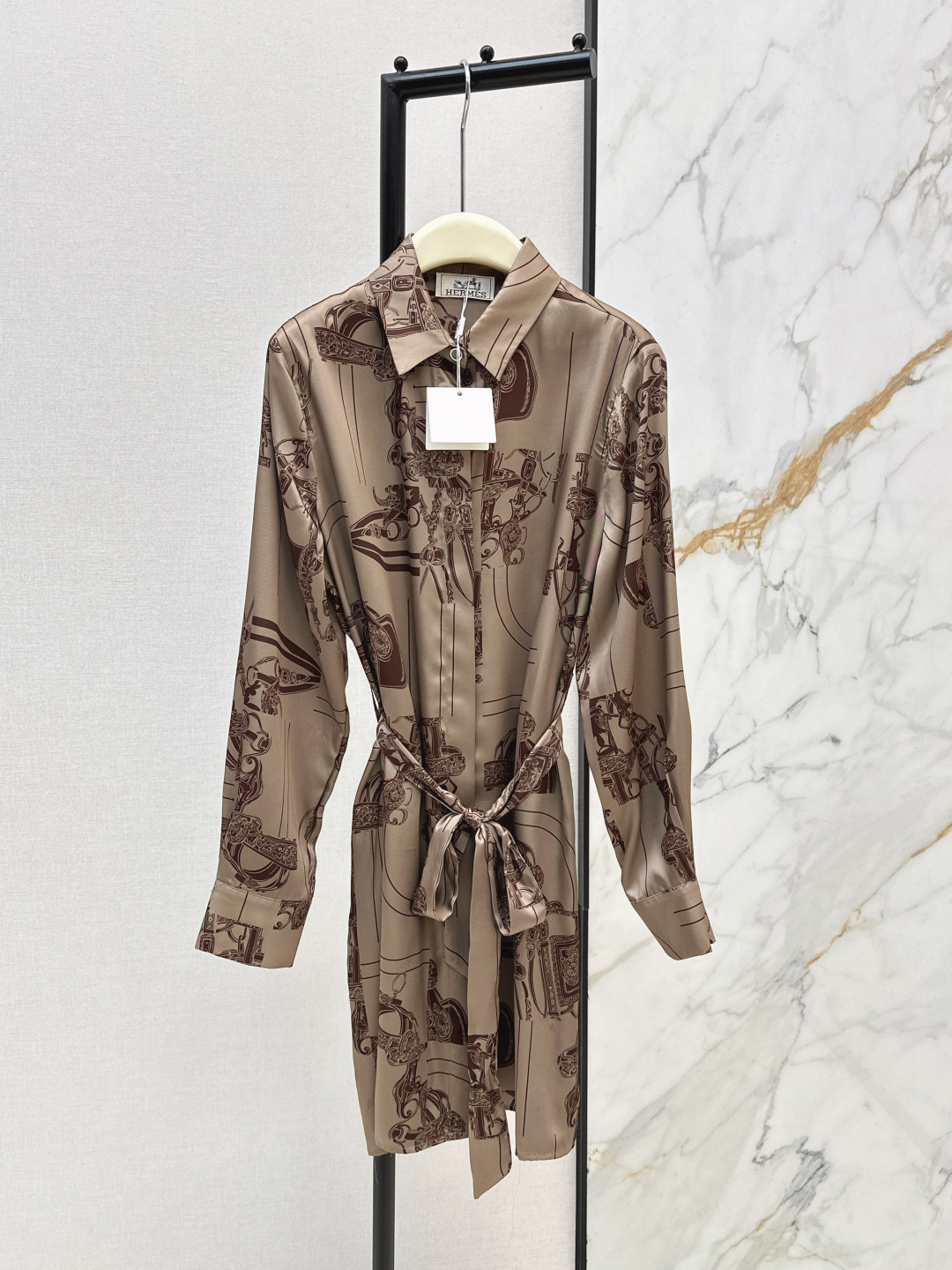 NO:740880,Her 26Ss————The latest temperament printed dress in early spring, 100% twill silk fabric, a must-have versatile item for Bai Fumei, full positioning printing, temperament, loose version, simple and elegant design concept, the upper body is super slim, one color is available for sale smlxl,,skirts,real silk,19860909Her 26Ss————早春最新款气质印花连衣裙百分百斜纹绸真丝面料 白富美必备百搭单品 全定位印花 气质宽松版型设计理念简约大气 上身超显瘦 一色现货发售smlxl,,skirts,real silk,,Women's clothing