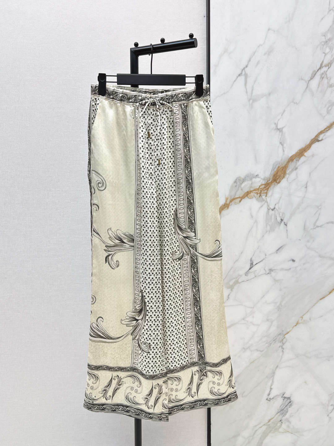 NO:740878,Max 26Ss————The latest printed silk suit shirt + straight pants in early spring. 100% silk fabric. Penetrating printing. Retro and fashionable. Low-key temperament and luxurious and high-end. The version is versatile and not picky. Customized technical fabric. The quality of workmanship depends on the details. Bai Fumei must buy. One color ready for sale sml,, shirts, real silk,19860909Max 26Ss————早春最新款印花真丝套装衬衫+直筒裤 百分百真丝面料 渗透印花 复古时髦 低调气质又奢华高级 版型百搭不挑人 定制科技面料 做工品质看细节 白富美必入 一色现货发售sml,,shirts,real silk,,Women's clothing